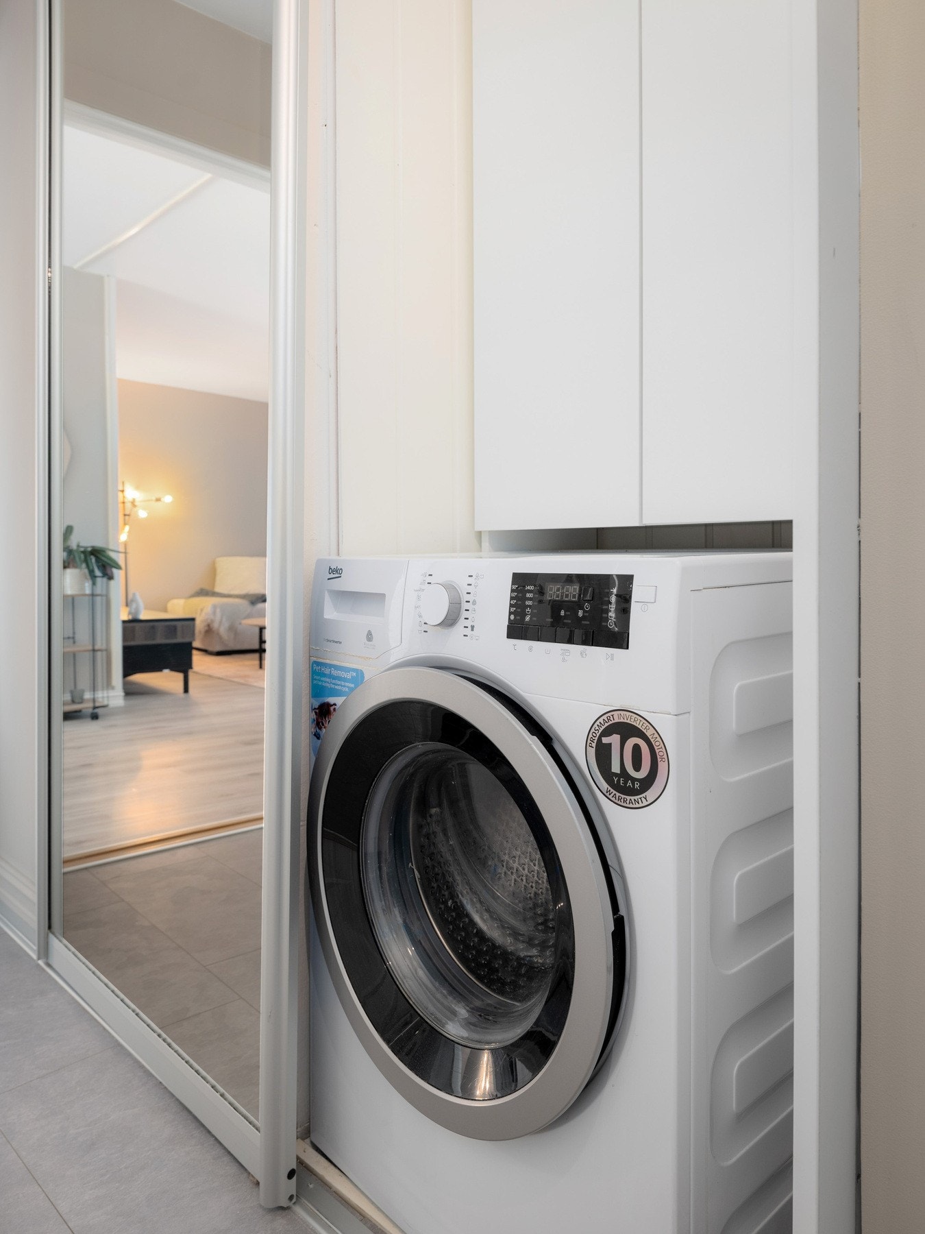 Vaskemaskinen er praktisk plassert i skapinnredningen, og medfølger handelen. Galleribilde