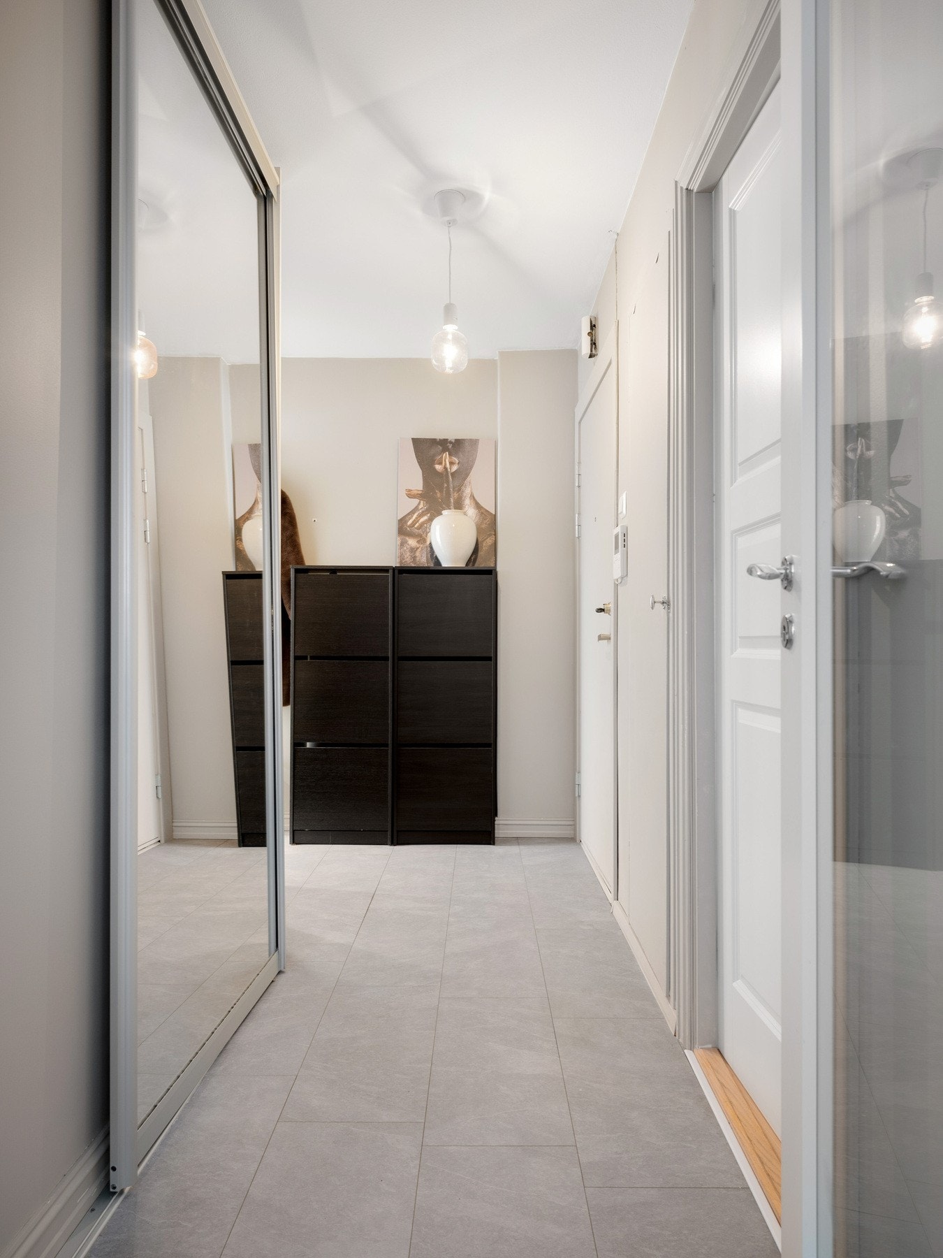 Den klare glassdøren inn mot stuen åpner rommet. Galleribilde