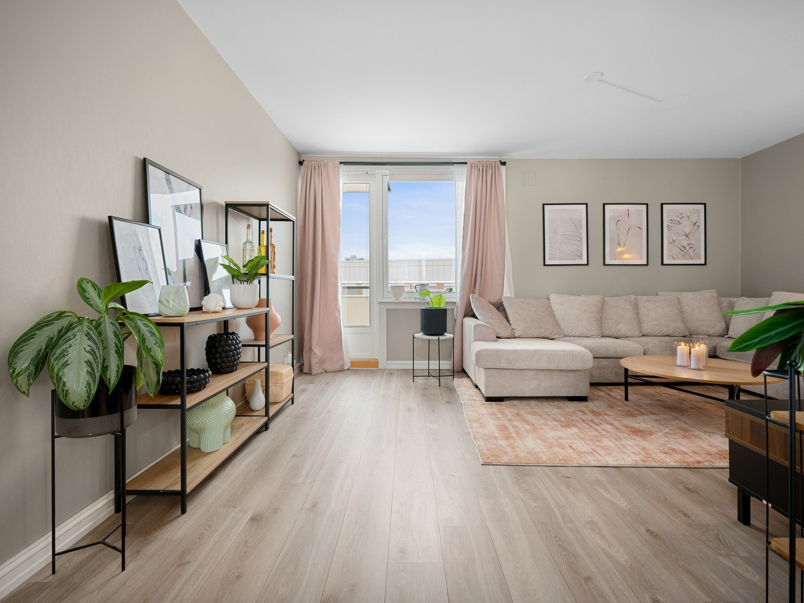 Leiligheten har en gjennomgående planløsning som sørger for en luftig atmosfære. Galleribilde