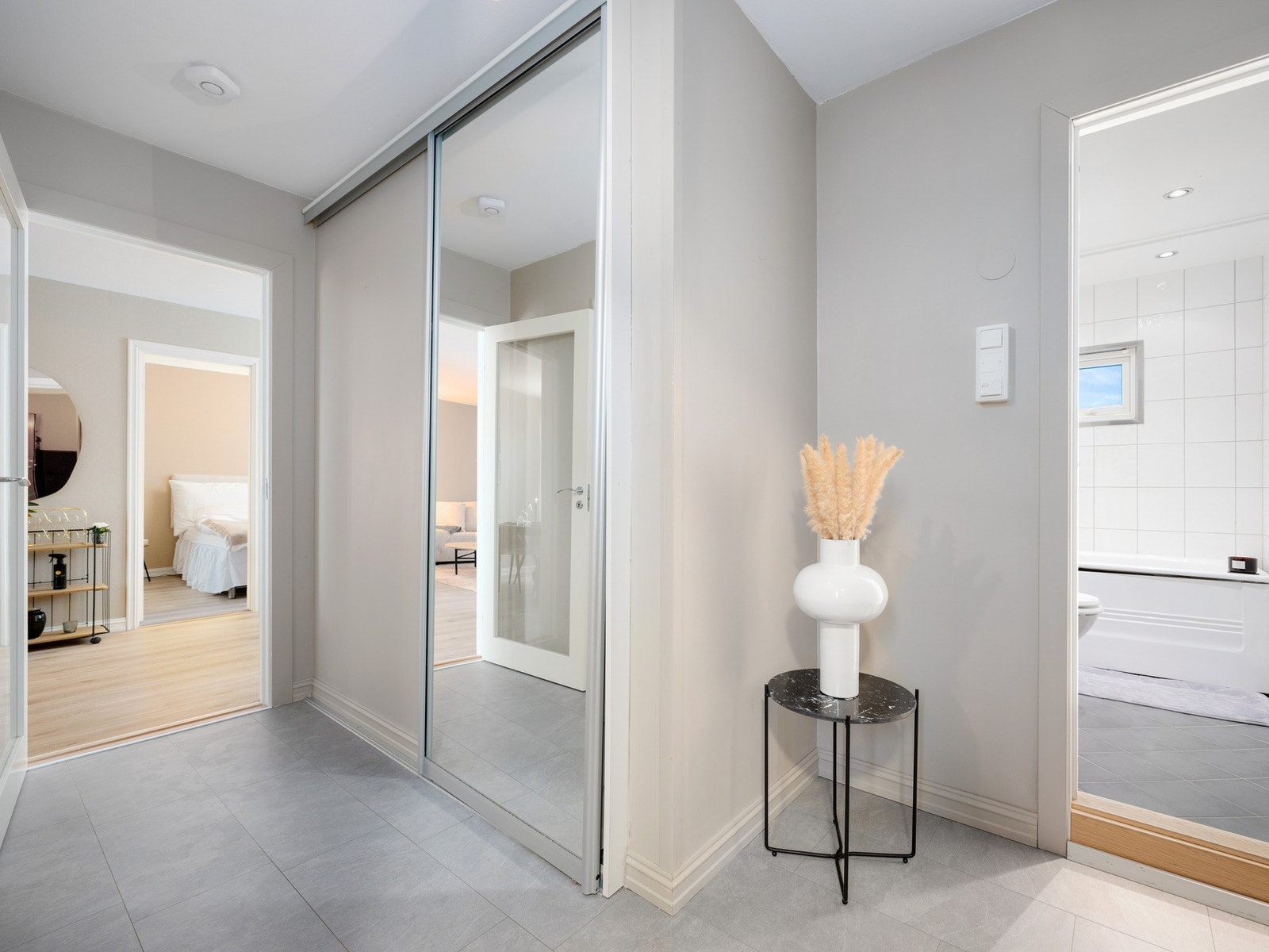 Innbydende entré med god plass til oppheng av yttertøy. Galleribilde