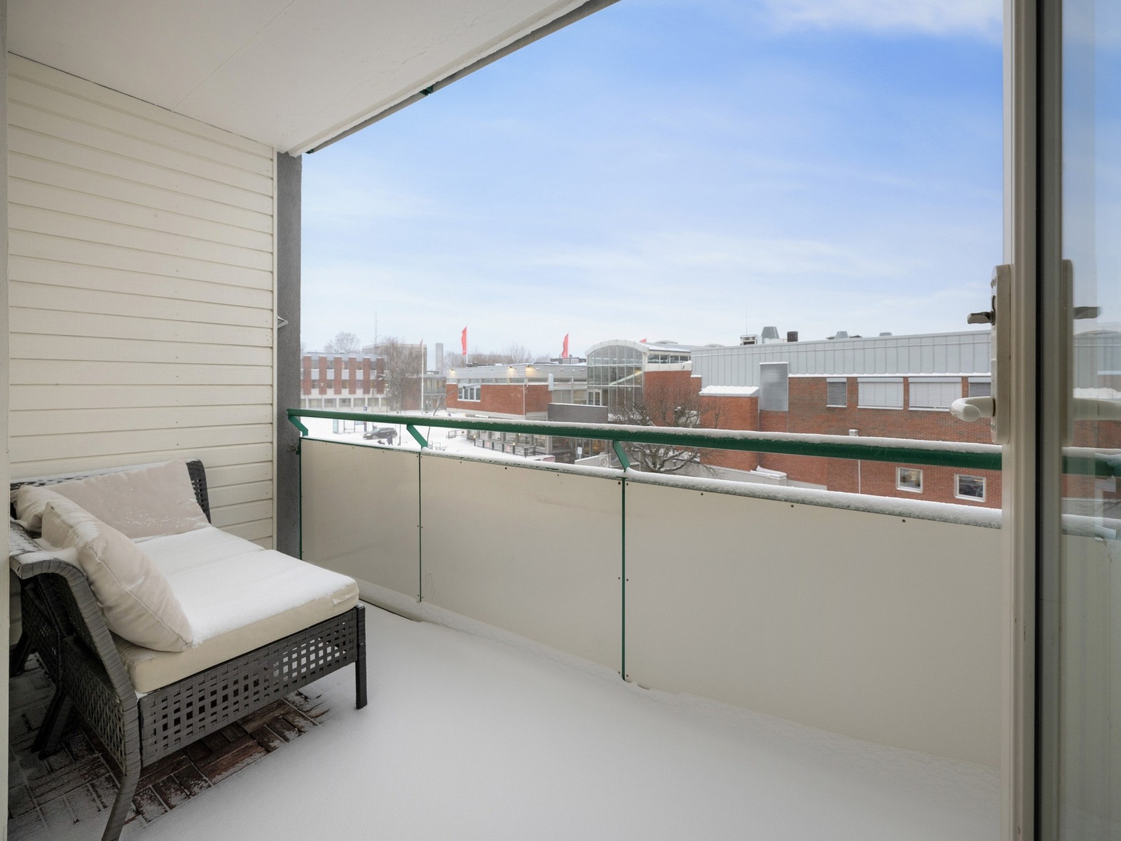 Stuen forlenges av en nordvestvendt balkong på 5 kvm. Galleribilde