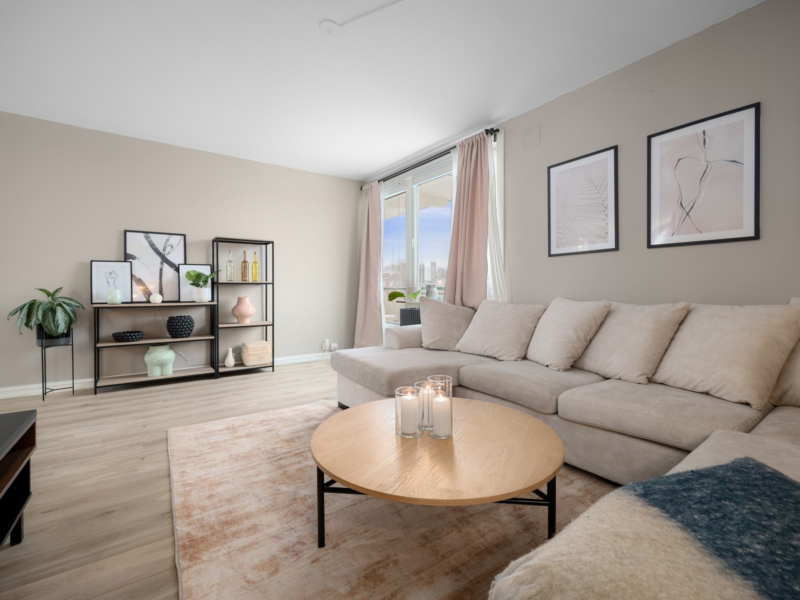 Overflatene er malt i et lekkert fargevalg. Galleribilde