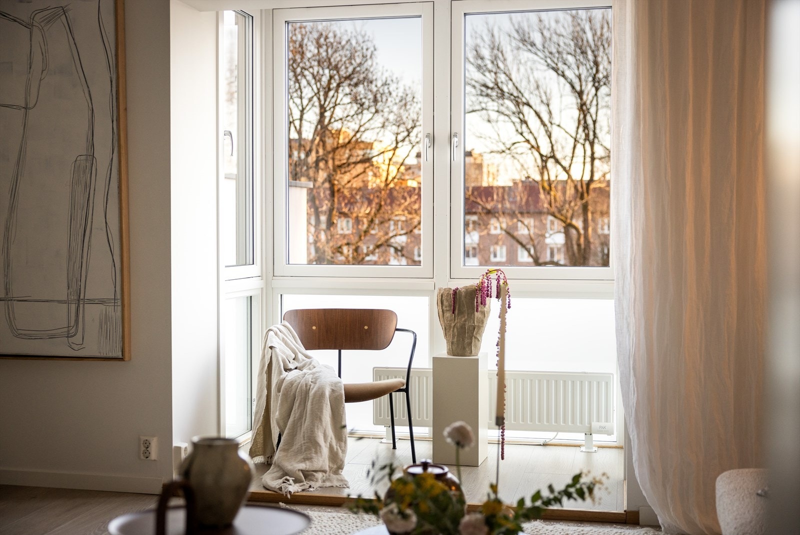 Store vindusflater slipper inn rikelig med lys og gir en luftig atmosfære Galleribilde