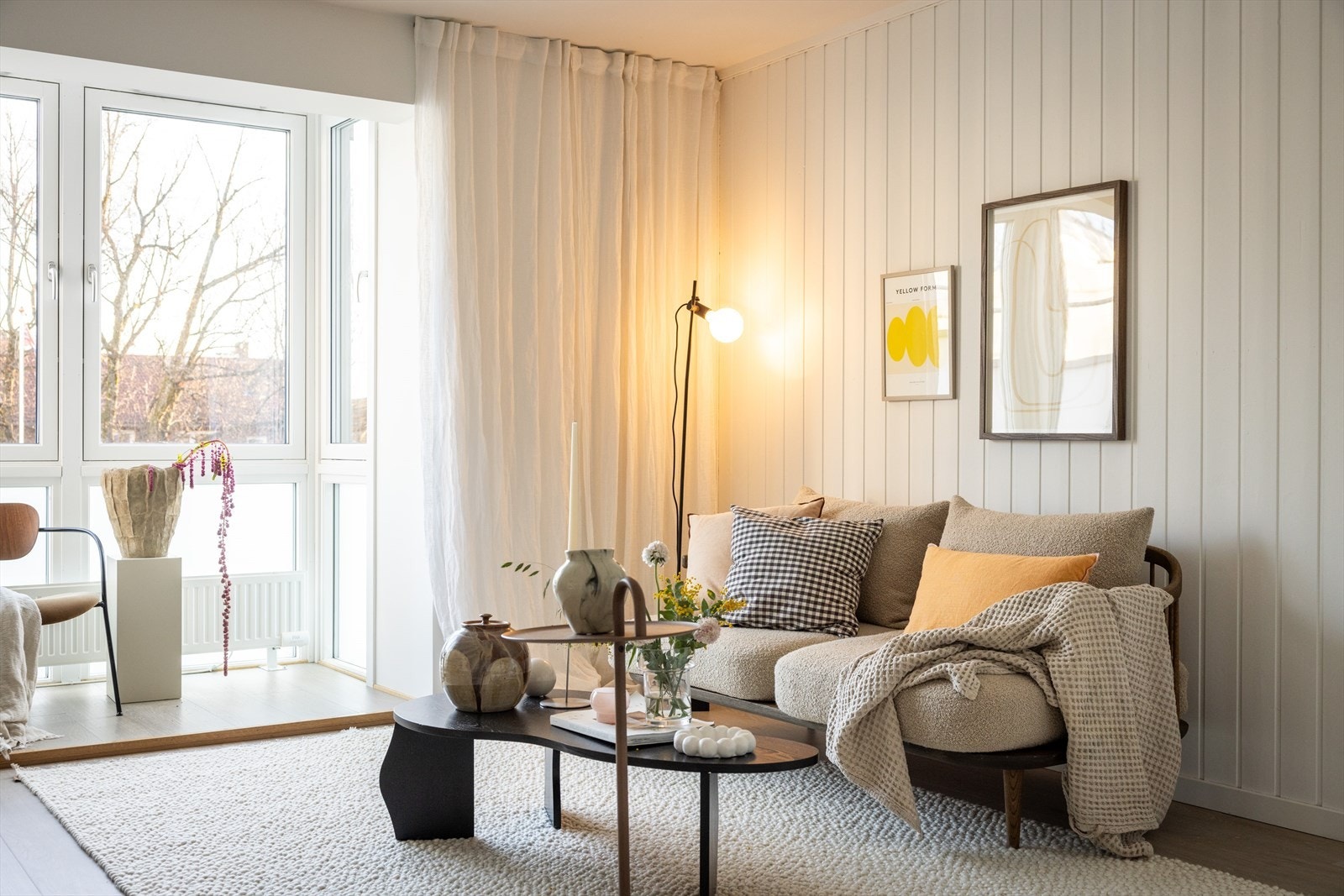 Stuen har god plass til en sofaseksjon med tilhørende stuebord og en underholdningsavdeling Galleribilde