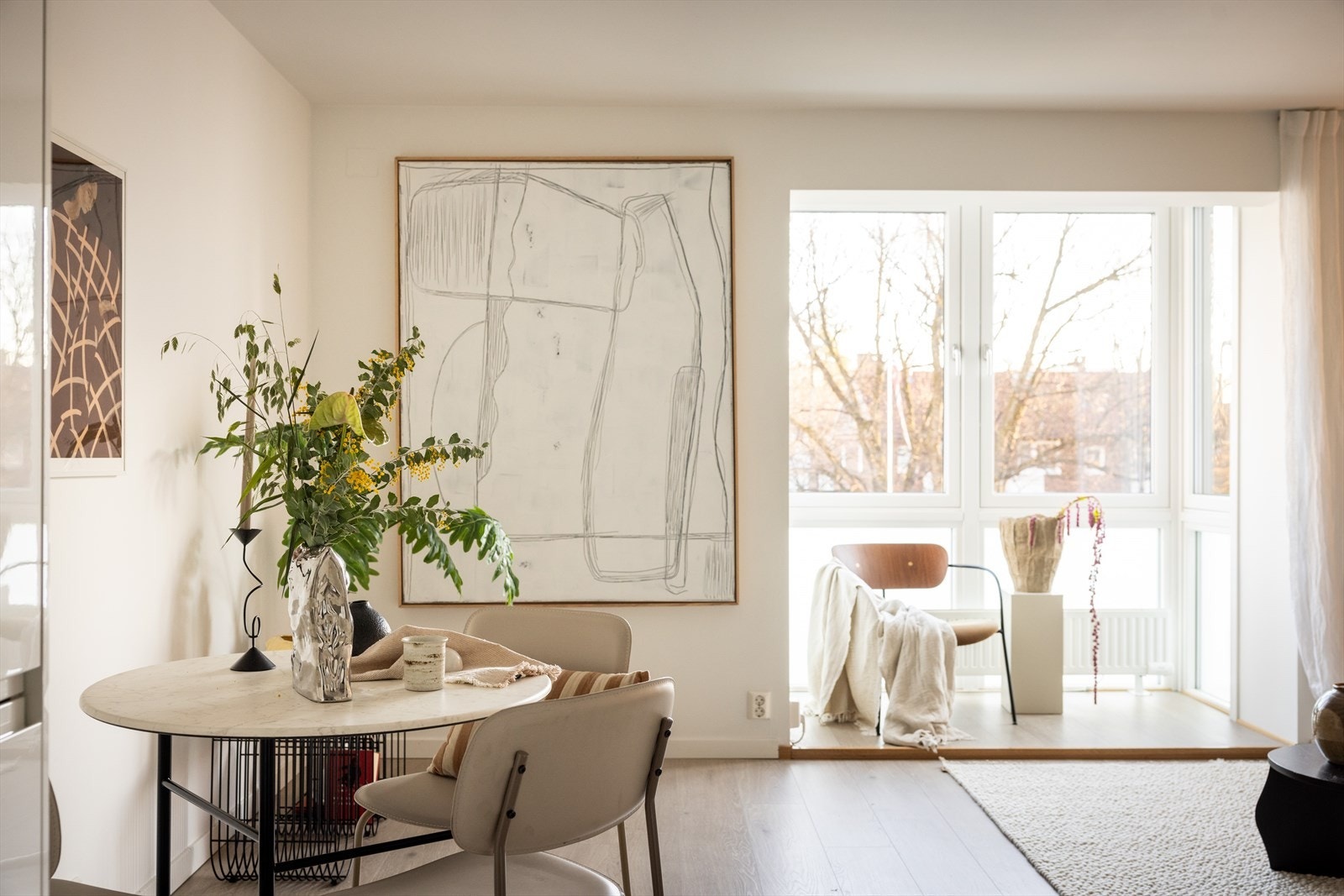 Leiligheten fremstår som lys og luftig med delikate fargevalg Galleribilde