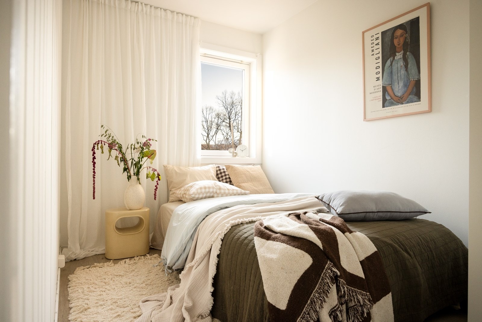 Hyggelig og romslig soverom med plass til dobbeltseng og garderobeskap Galleribilde