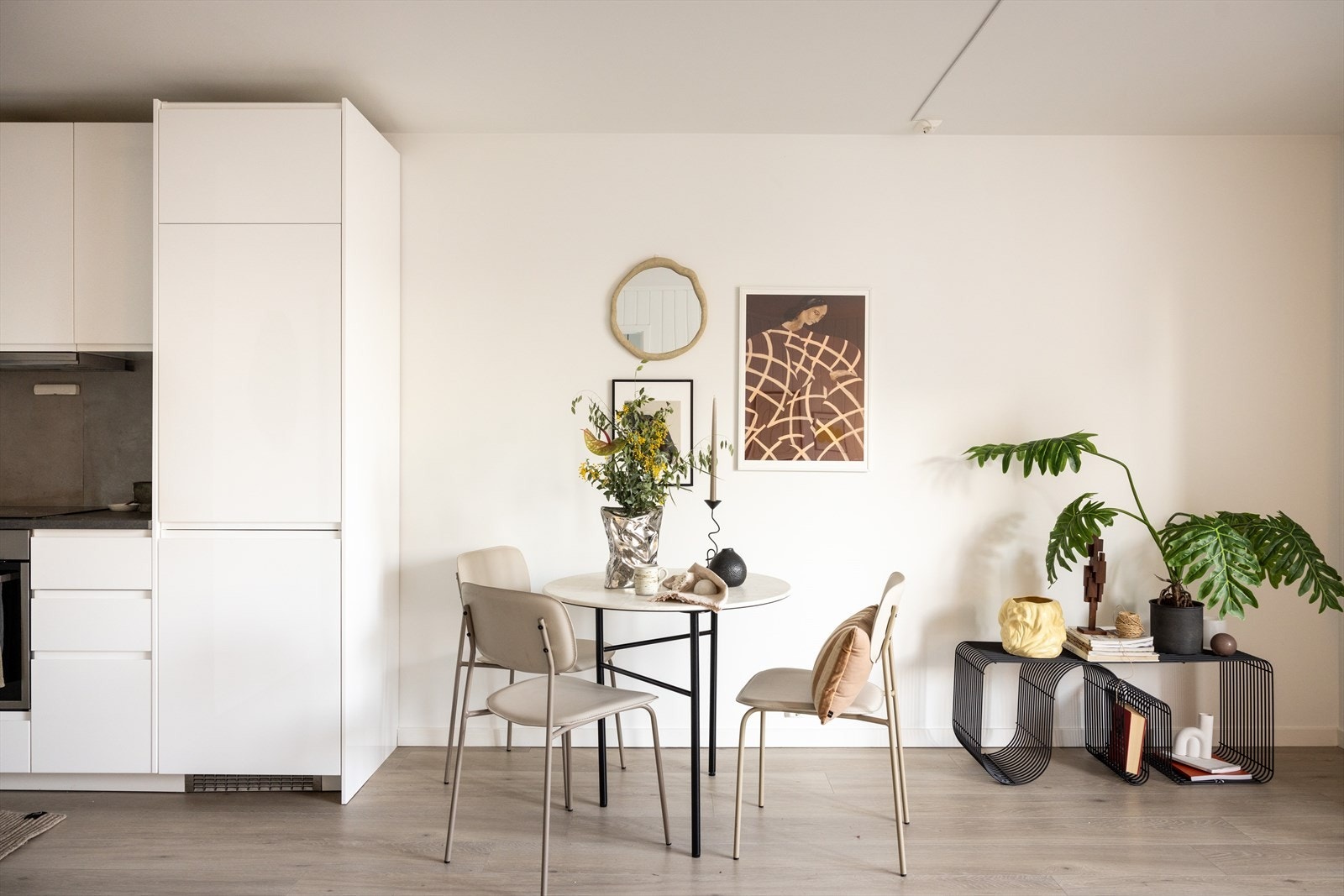 Plass til et spisebord med tilhørende stoler Galleribilde