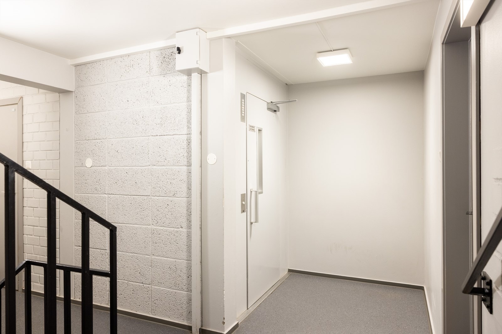 Romslig trappeoppgang med heis Galleribilde