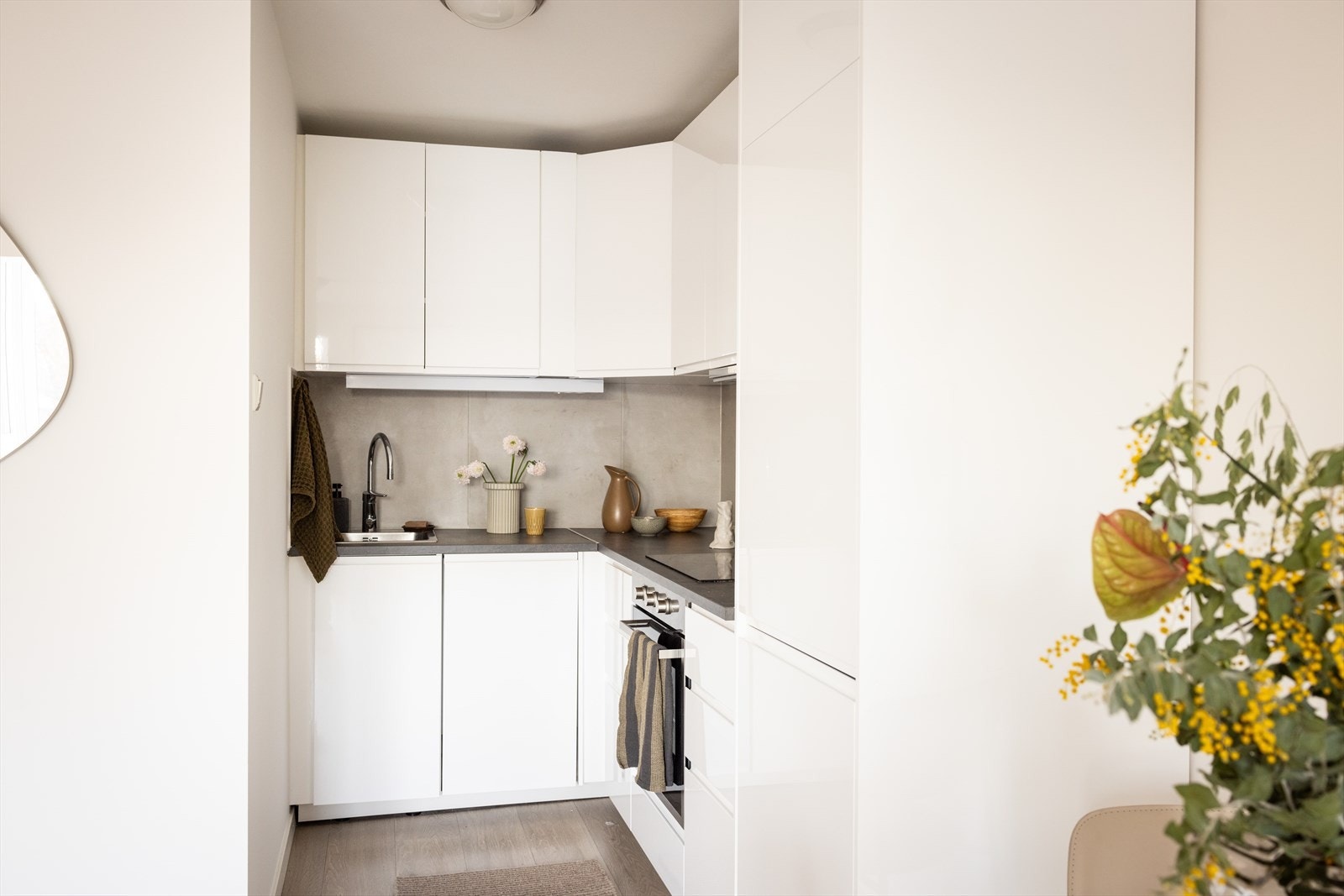 Moderne og tidsriktig kjøkken fra IKEA med glatter fronter Galleribilde