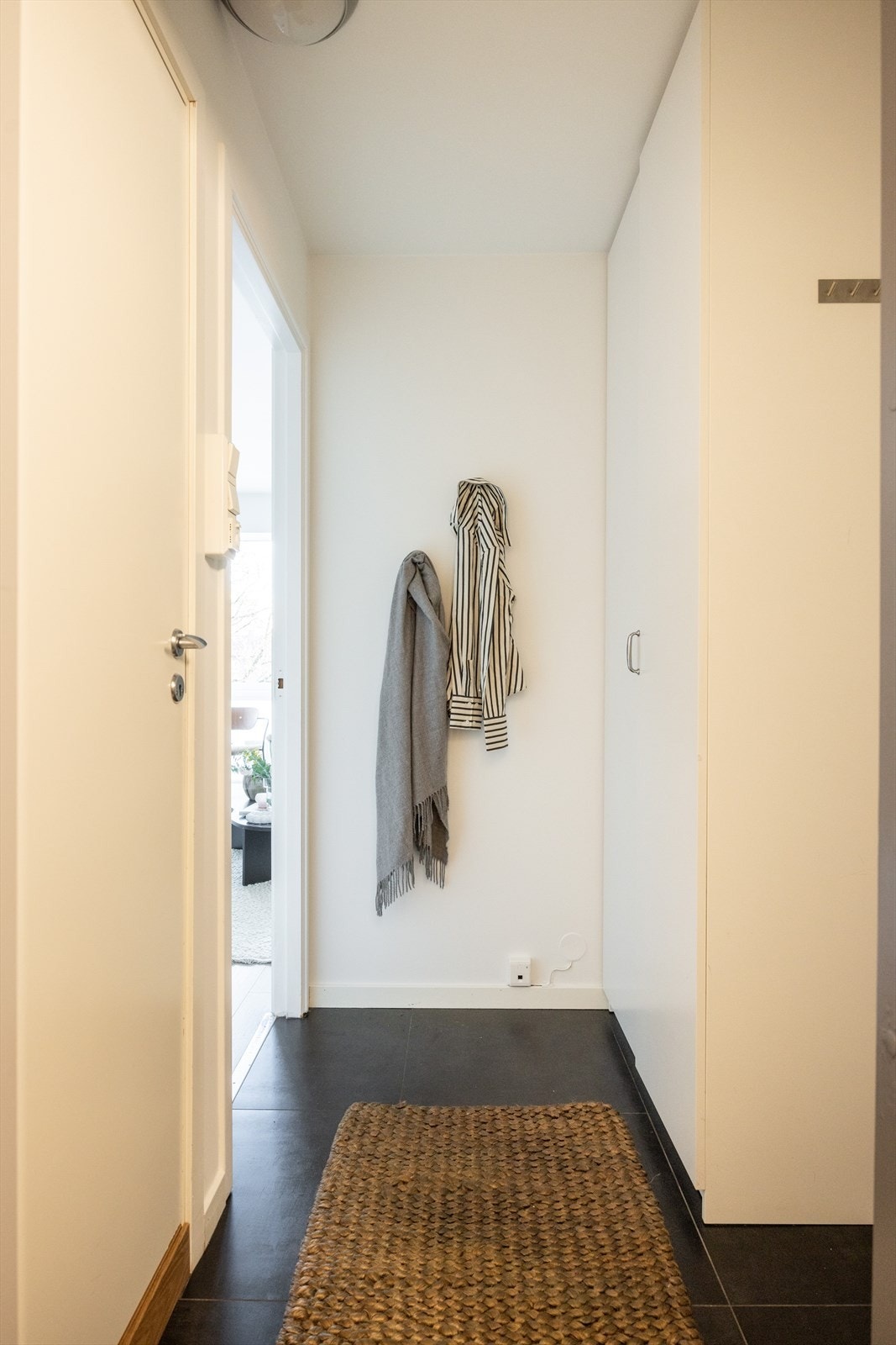 Innbydende og lys entré med plass til et større garderobeskap Galleribilde