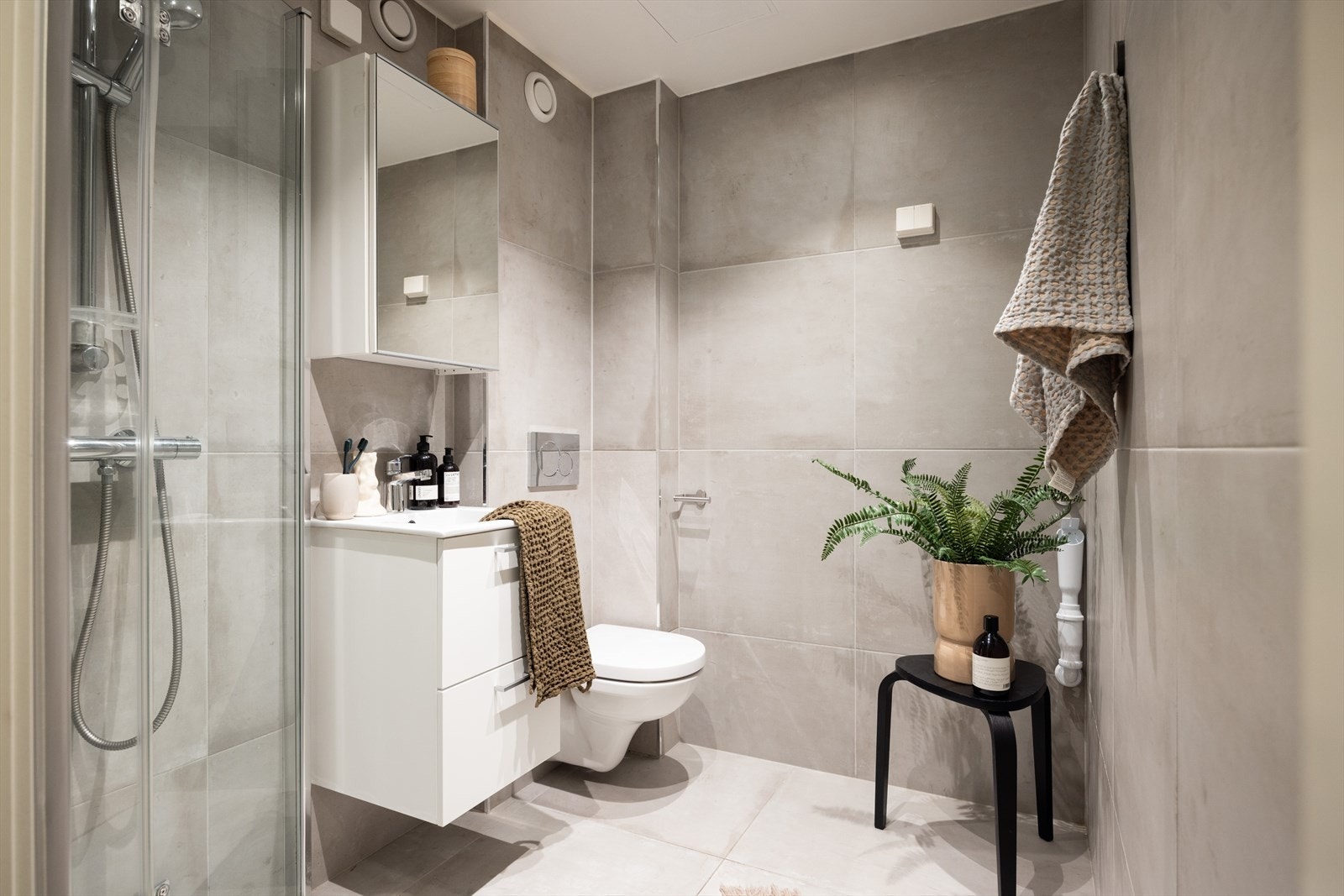 Praktisk og pent flislagt bad med varme i gulv. Opplegg for vaskemaskin Galleribilde