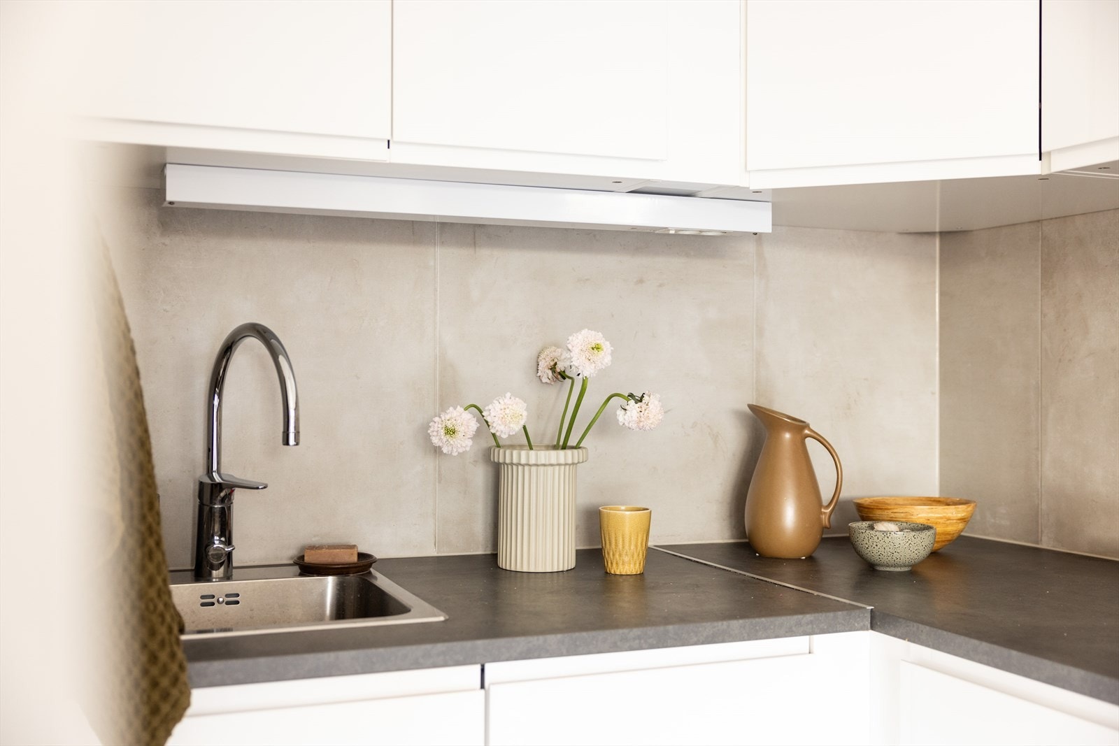 Kjøkkenet er utstyrt med integrert komfyr, oppvaskmaskin (smal type), kjøl/frys. Det er kjøkkenventilator med kullfilter Galleribilde