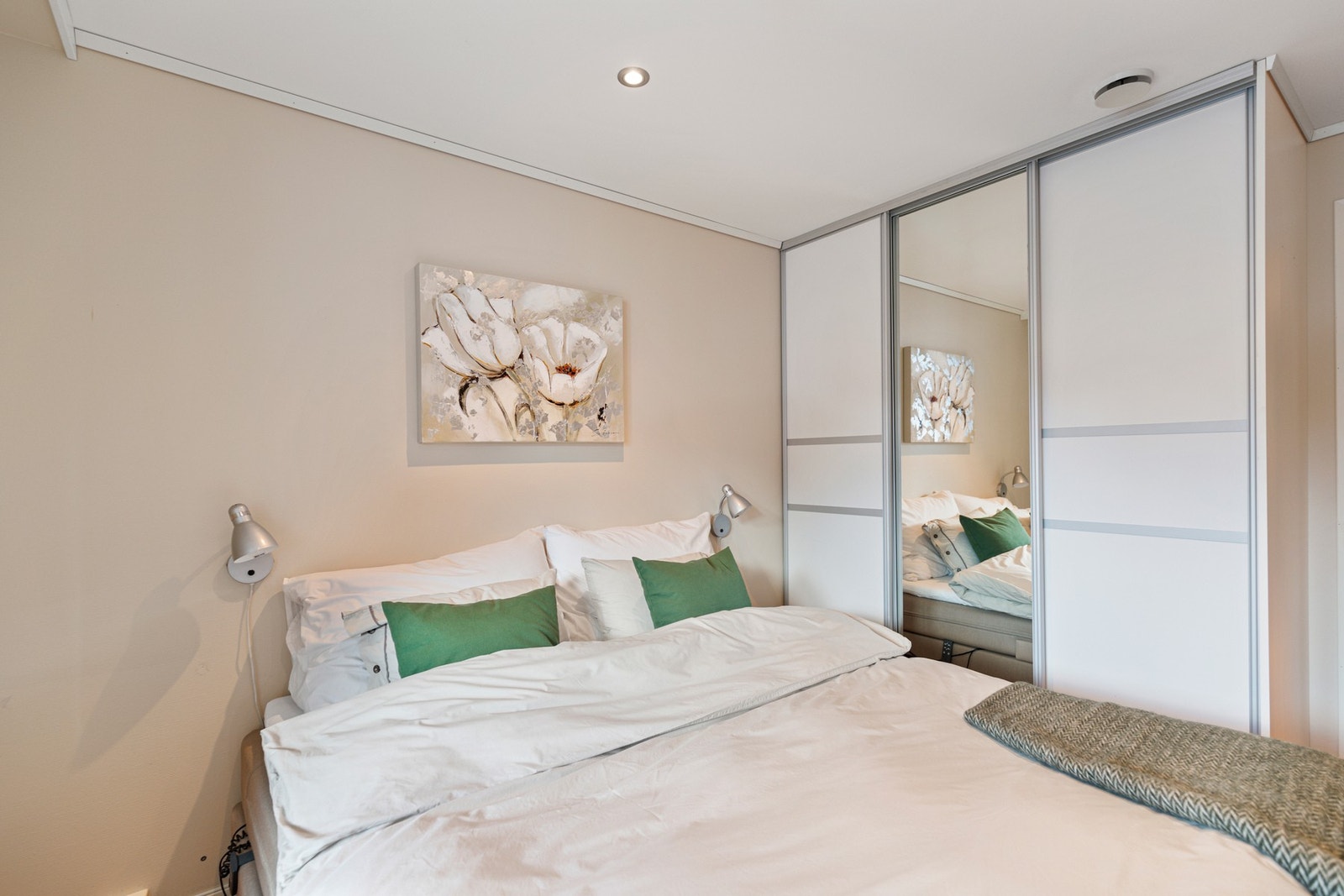 Hovedsoverommet har downlights og skyvedørsgarderobe Galleribilde
