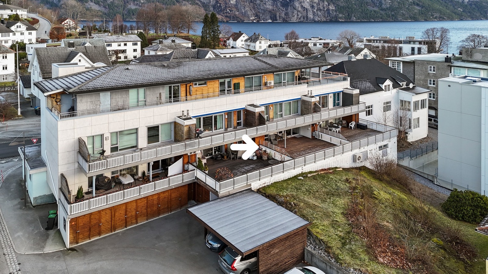 Sameiet har heis og asfaltert parkering, og leiligheten har en svært romslig veranda på nærmere 45 kvm Galleribilde