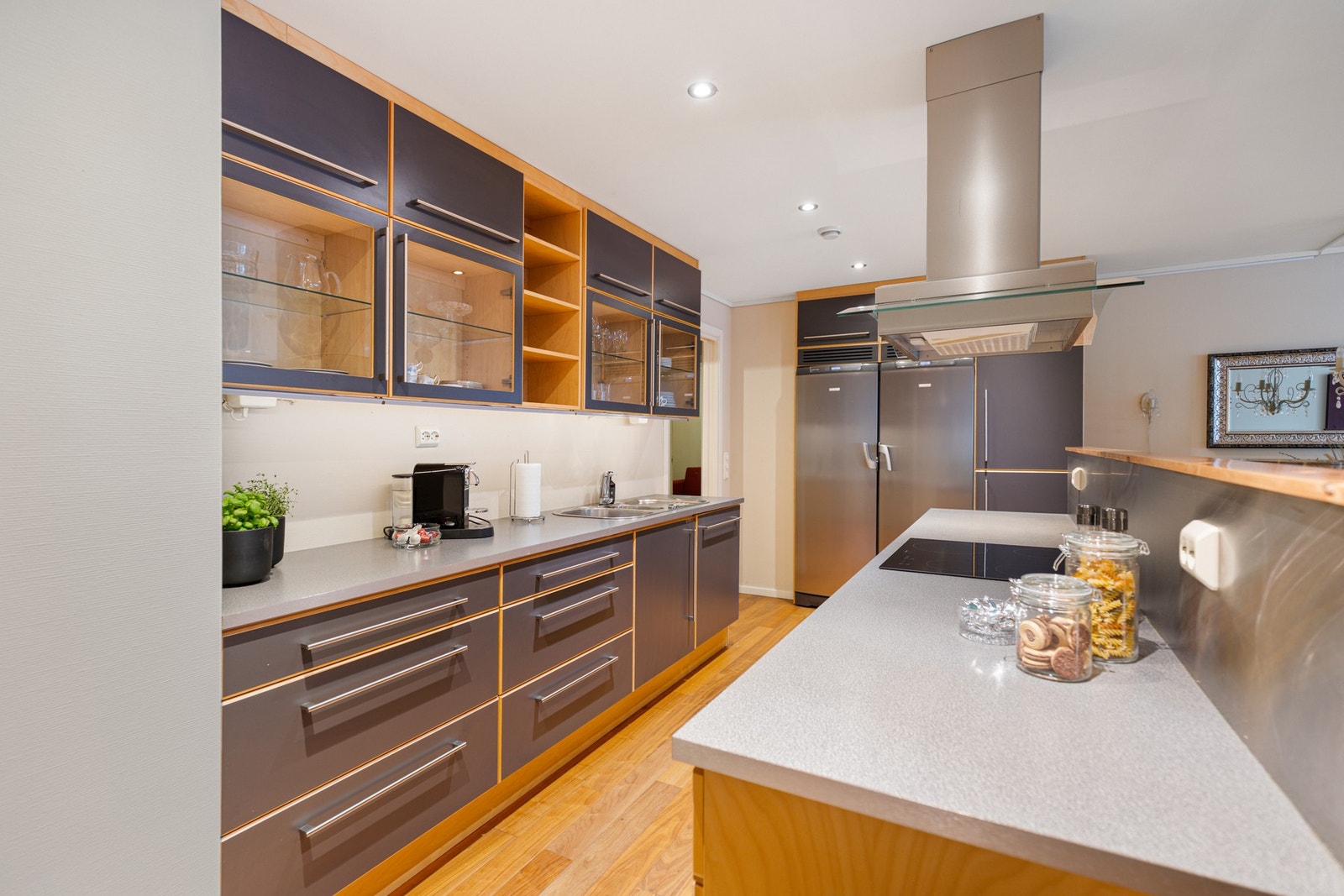 Kjøkkenet har montert en romslig innredning fra Mørekjøkken med glatte fronter Galleribilde