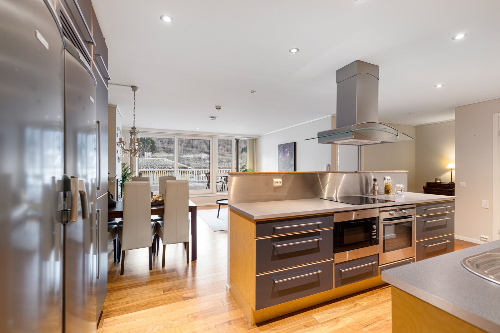 Stuen og kjøkkenet er beliggende i en åpen, arealeffektiv løsning, med store vindusflater som gir mye natrurlig lys Galleribilde