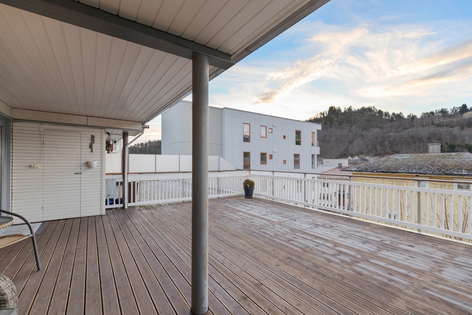 Verandaen er sørvendt og delvis overbygd. Arealet er iflg. seksjoneringen på nærmere 45 kvm! Galleribilde