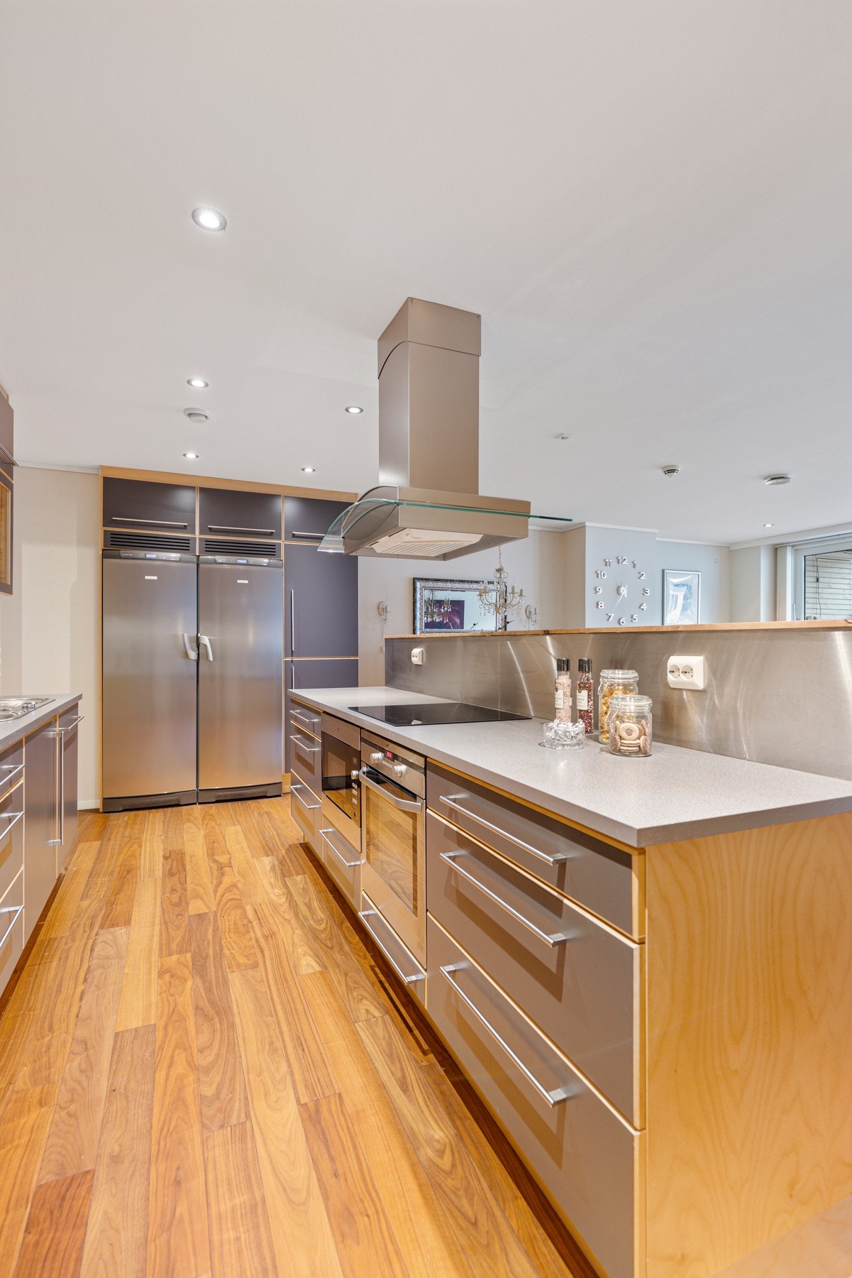 Det er også montert høyskap og side-by-side-kjøleskap i nisje Galleribilde