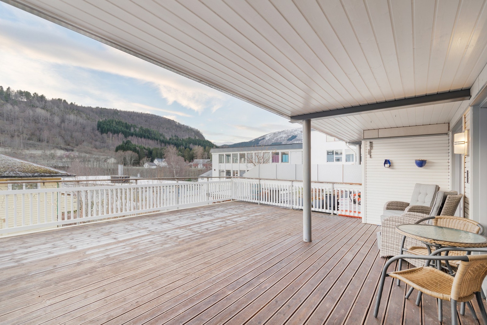 Her er det videre gode solforhold, og flott utsikt mot de omkransende fjell Galleribilde