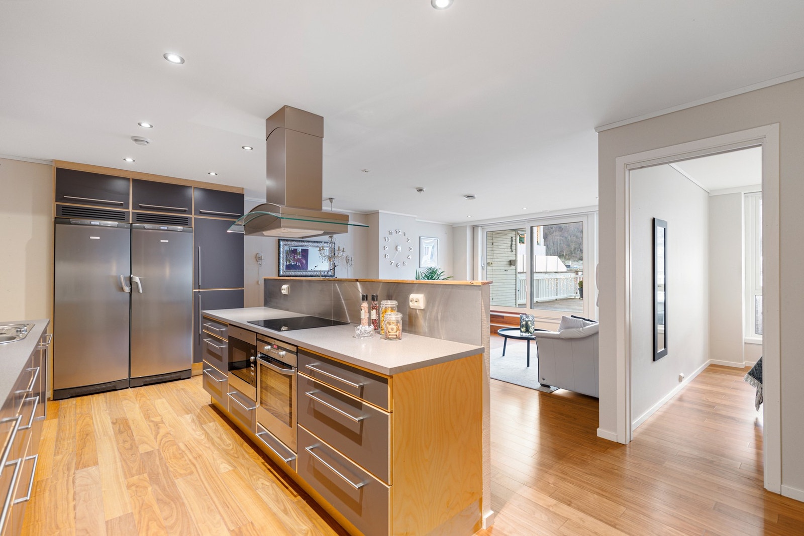 Kjøkkenøyen har montert integrert komfyr, micro og platetopp, og takhengt ventilator Galleribilde