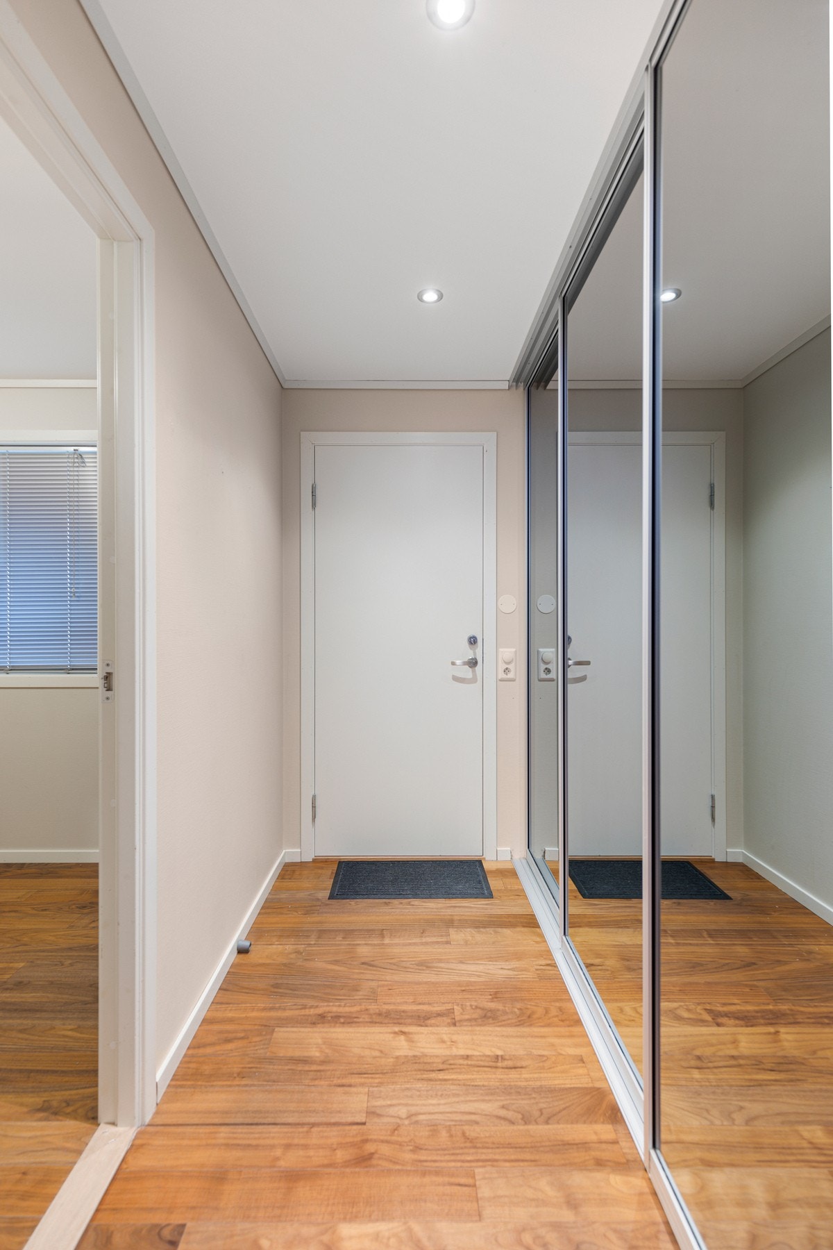Leiligheten er beliggende i 2.etasje, og har montert skyvedørsgarderobe og downlights i entrèen Galleribilde