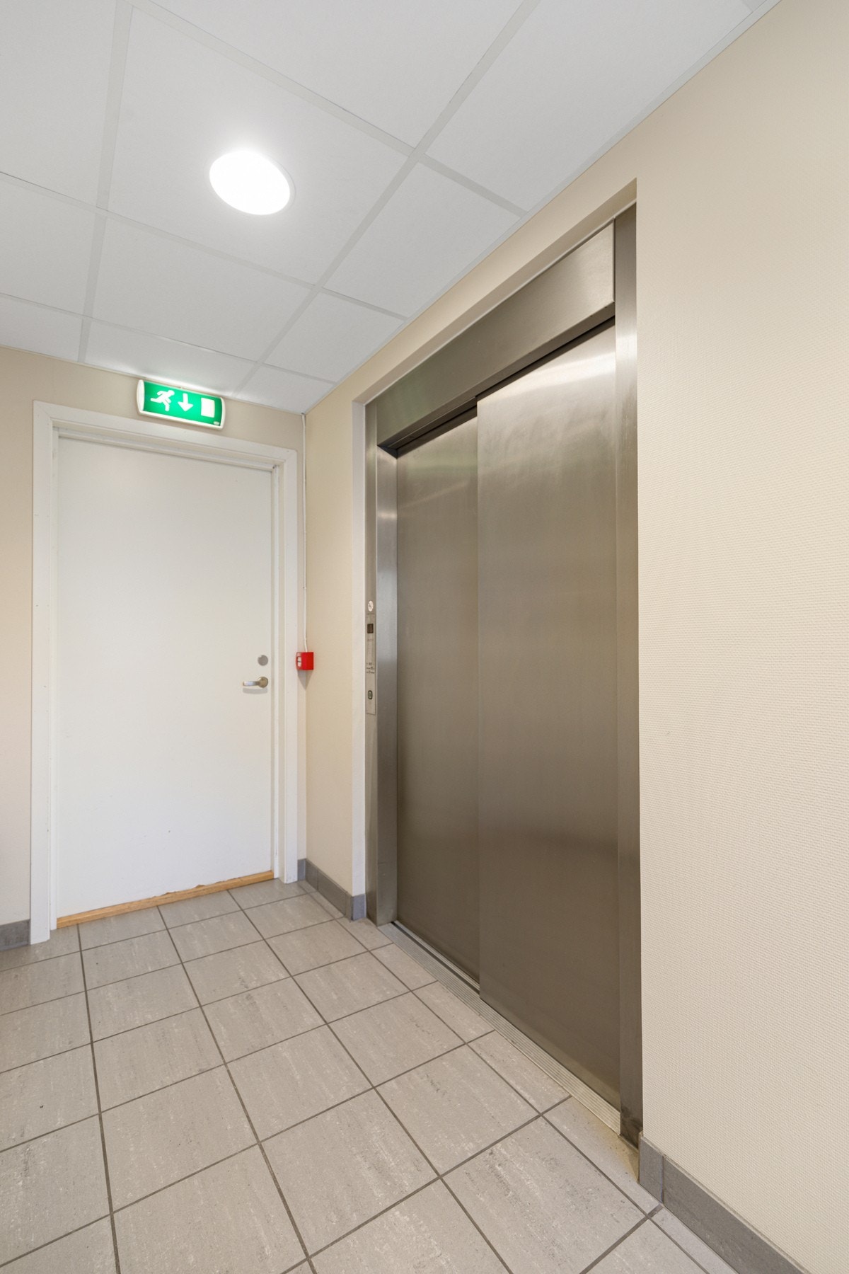 Bygget fremstår som velholdt, med flotte, flislagte fellesarealer og heis Galleribilde