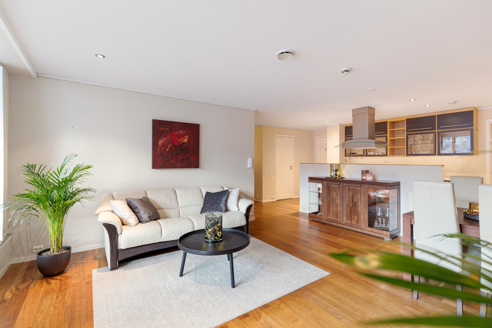 Stuen har flere møbkeringsmuligheter for både sofakrok og spisegruppe Galleribilde