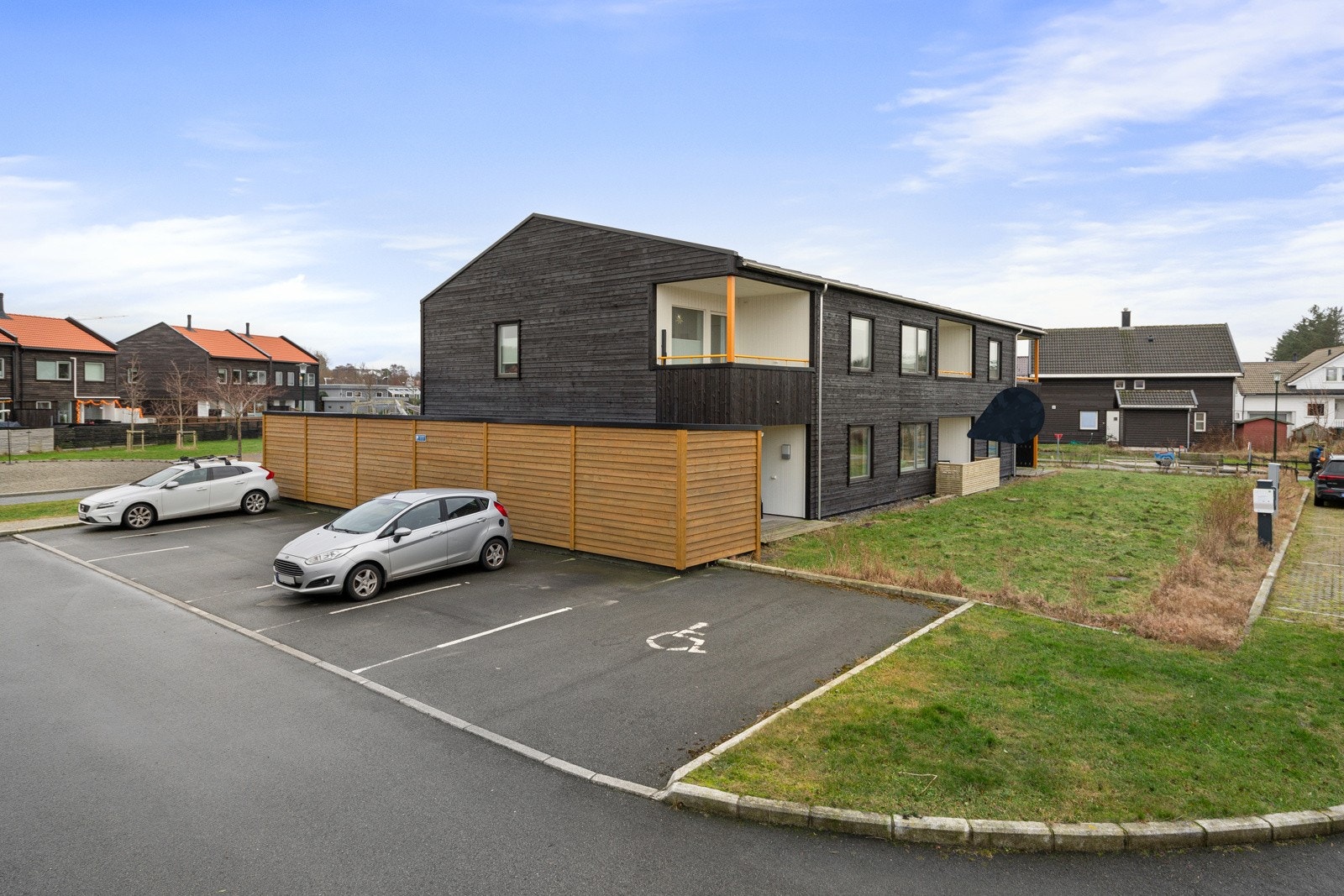 Felles parkeringsplass. Galleribilde