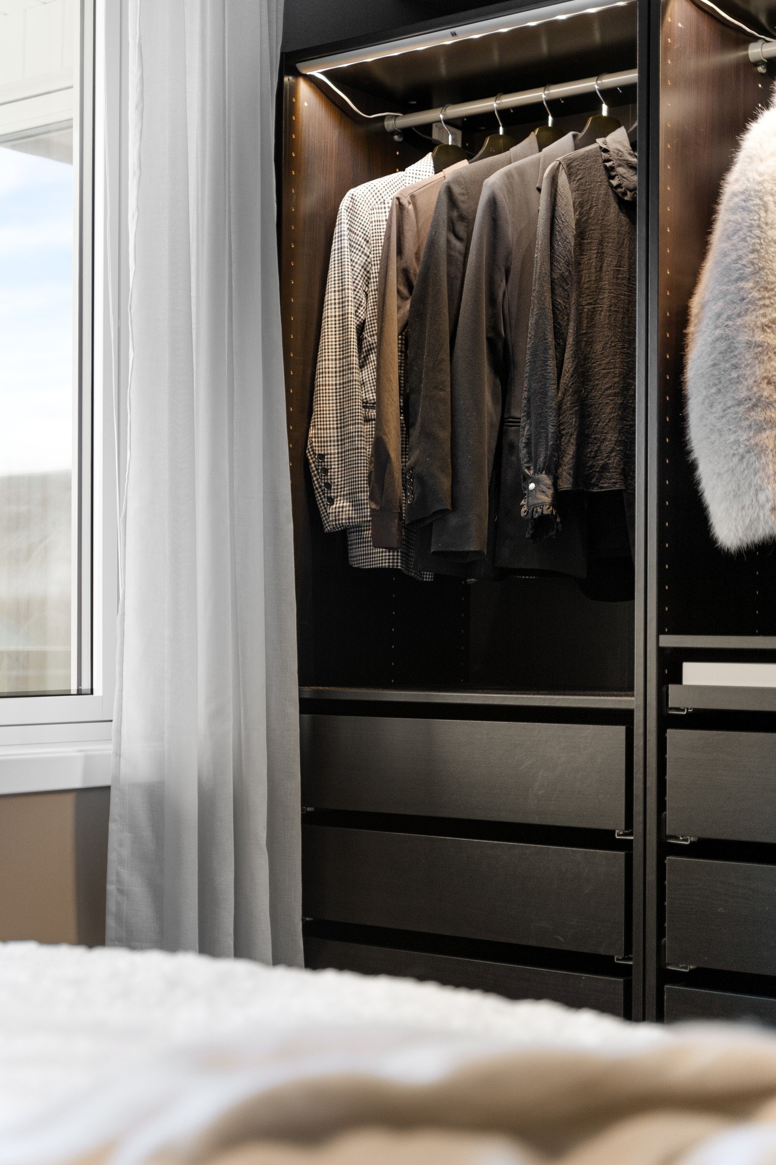 Flott garderobe med praktiske løsninger og belysning. Galleribilde