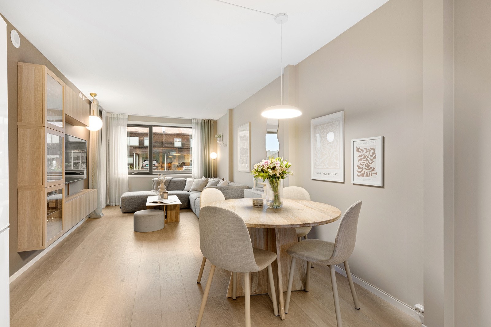 Det er plass til spisebord slik at du kan invitere familie og venner på middag. Galleribilde