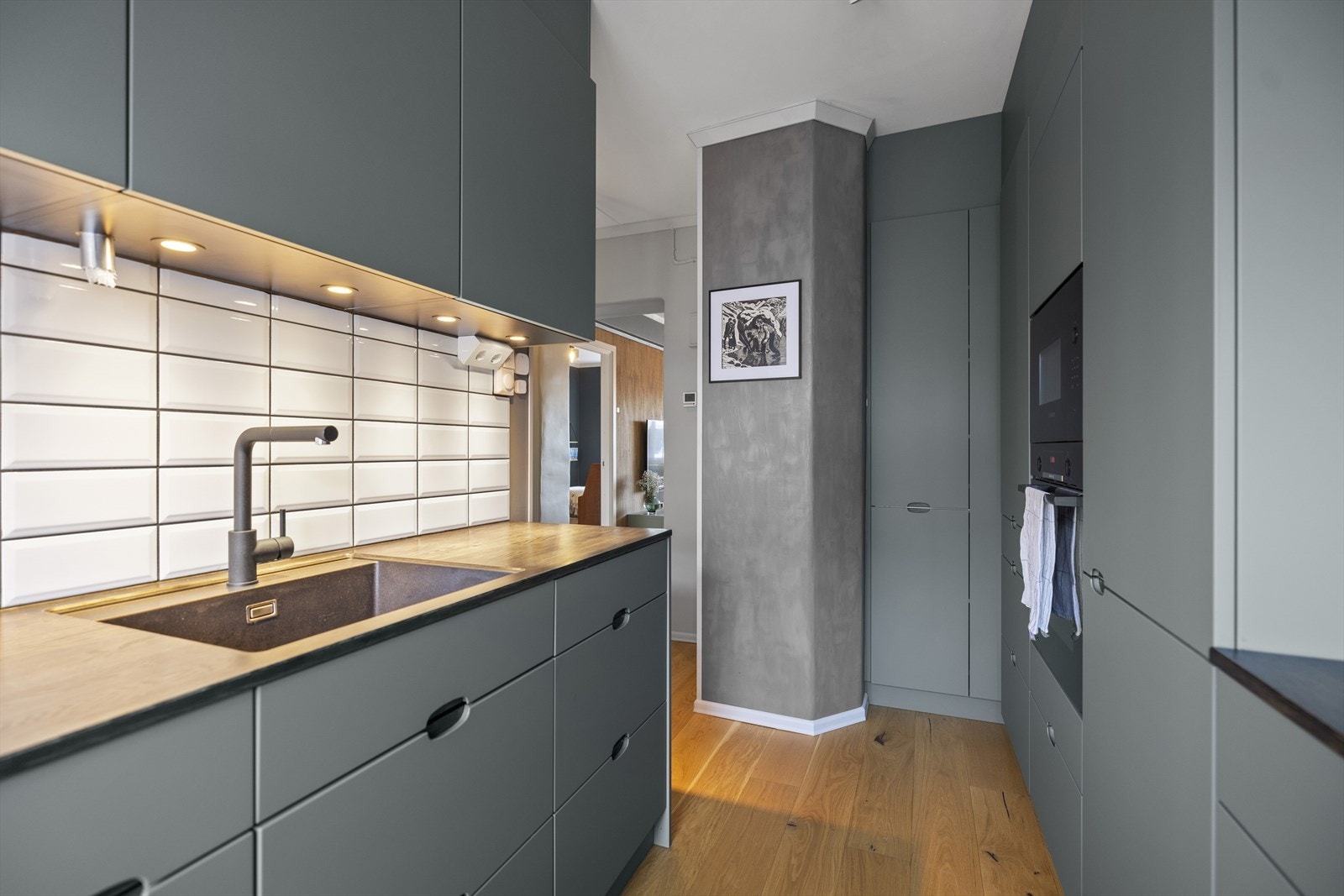 Induksjon koketopp. Innebygget stekeovn og mikroovn i høyskap. Integrert kjøleskap/fryser og oppvaskmaskin. Disse medfølger salget. Galleribilde