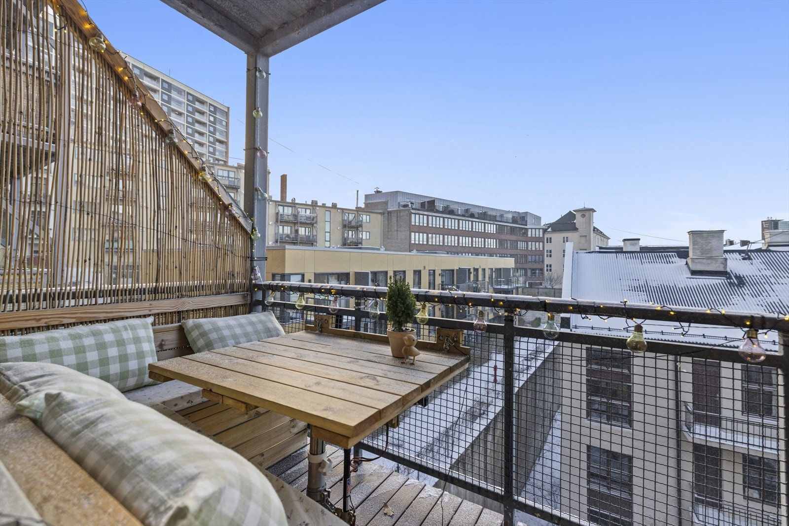 Balkong med sol fra ca. 12.30 til den går ned ca. kl. 20.00 i følge selger Galleribilde