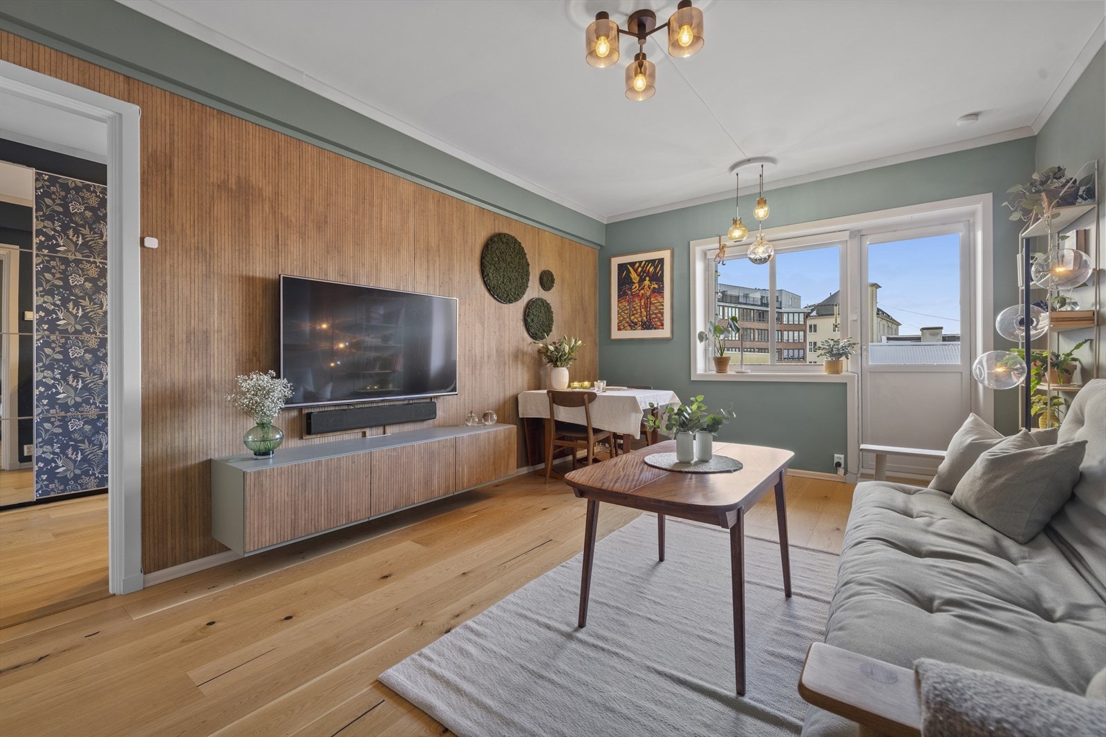 Spisebordsgruppen finner sin naturlige plass i rommet, og man kan enkelt invitere venner og familie til middag. Galleribilde