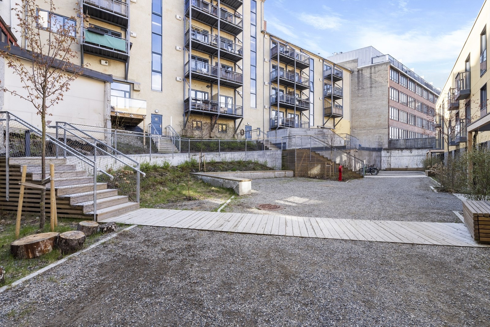 Fellestomt for borettslaget som er oppgradert med beplantning, grillplass, sittegruppe og asfalterte internveier. Galleribilde