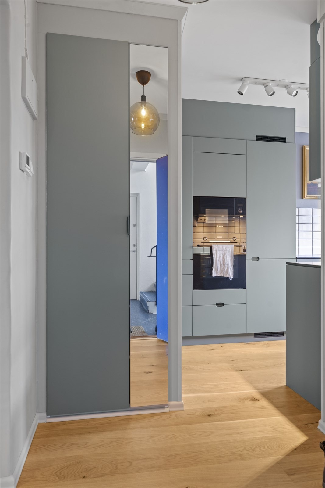 God plass til oppheng av yttertøy og oppbevaring av sko i entréen. Galleribilde