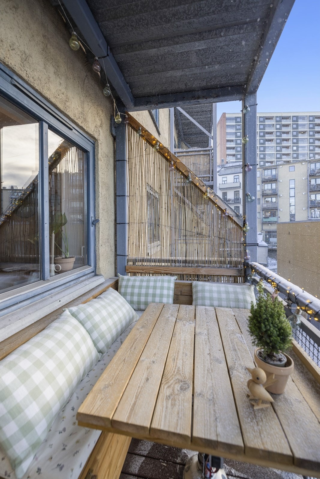 Bordet på balkongen har en hev/senk funksjon, slik at bord og sofa kan gjøres om til daybed. Puter medfølger. Galleribilde