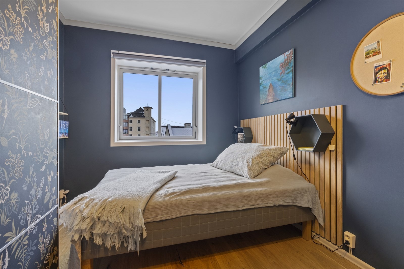 Stort og luftig soverom med god plass til stor dobbeltseng. Galleribilde