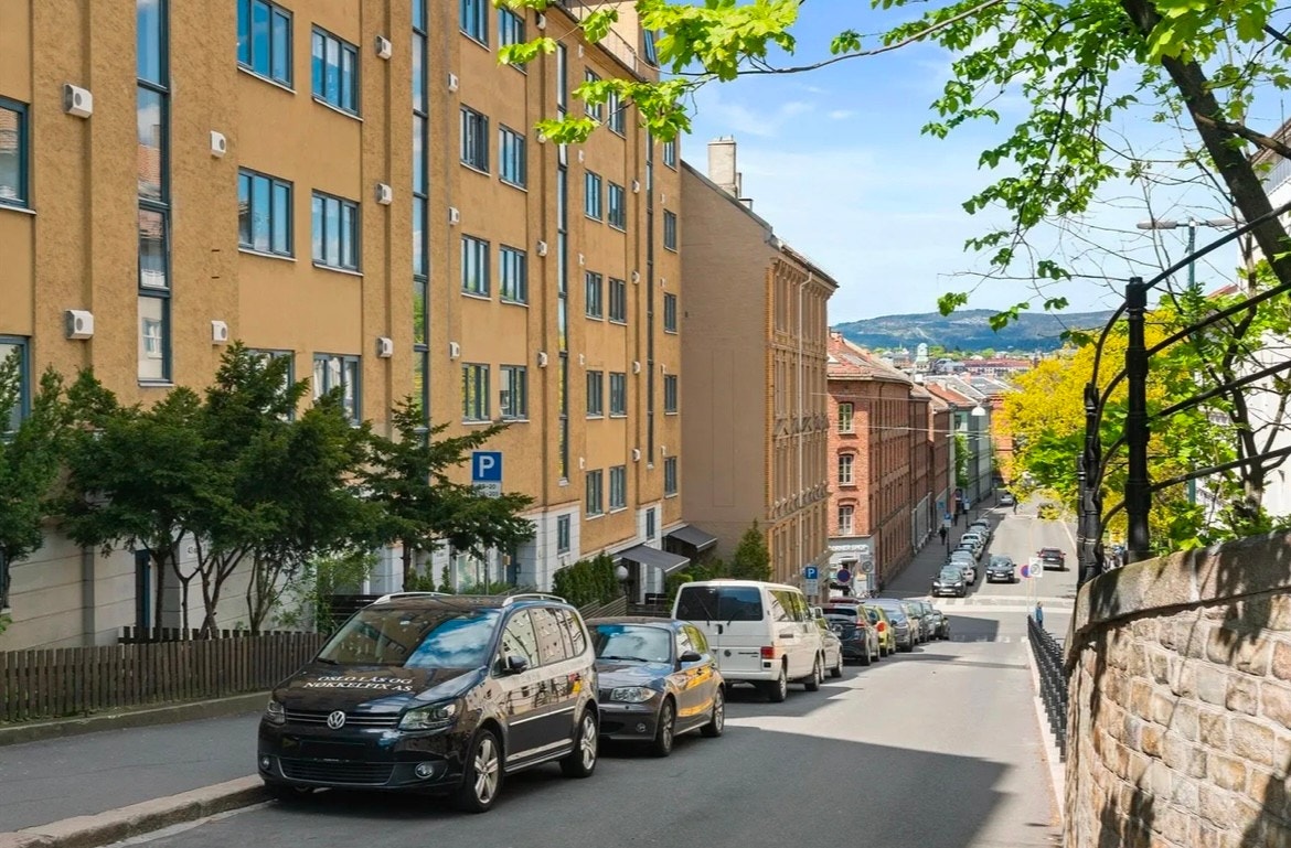 Fasade fra gateplan, utenfor her er det enveiskjørt for biler. Galleribilde