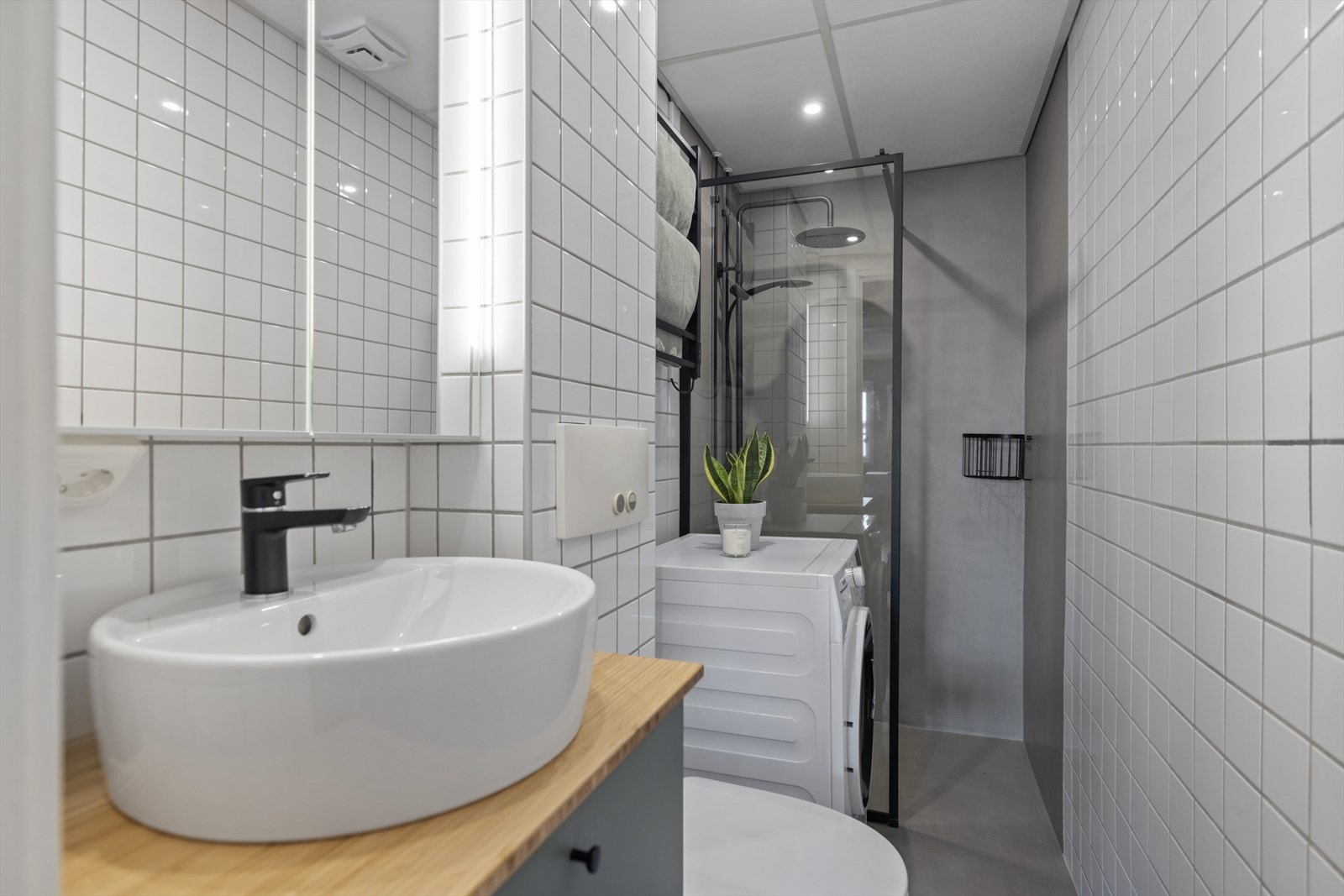 Pent flislagt bad, rehabilitert (inkl. soilrør) i regi av borettslaget i 2005. Galleribilde