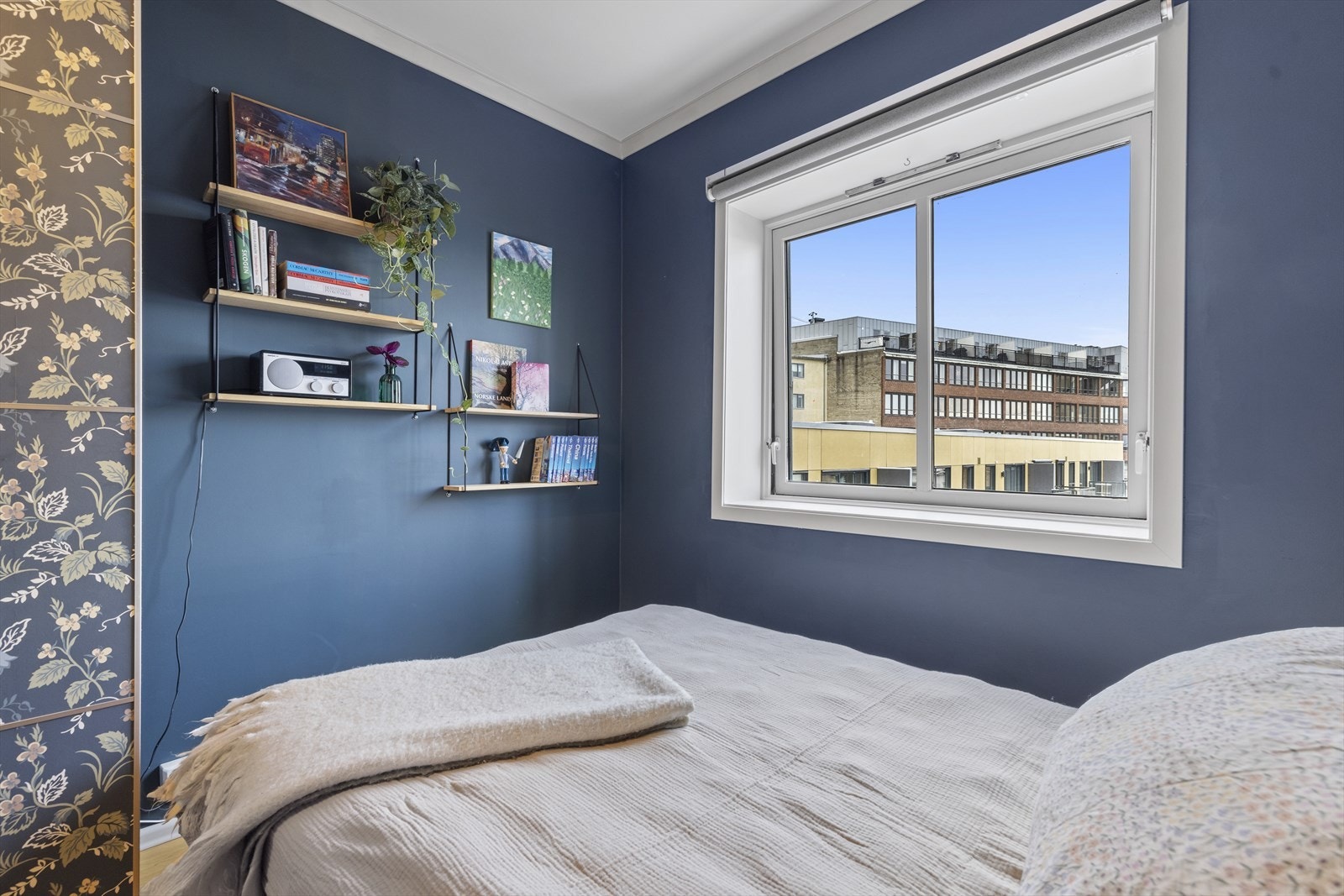 Vinduet vender ut mot bakgården. Galleribilde