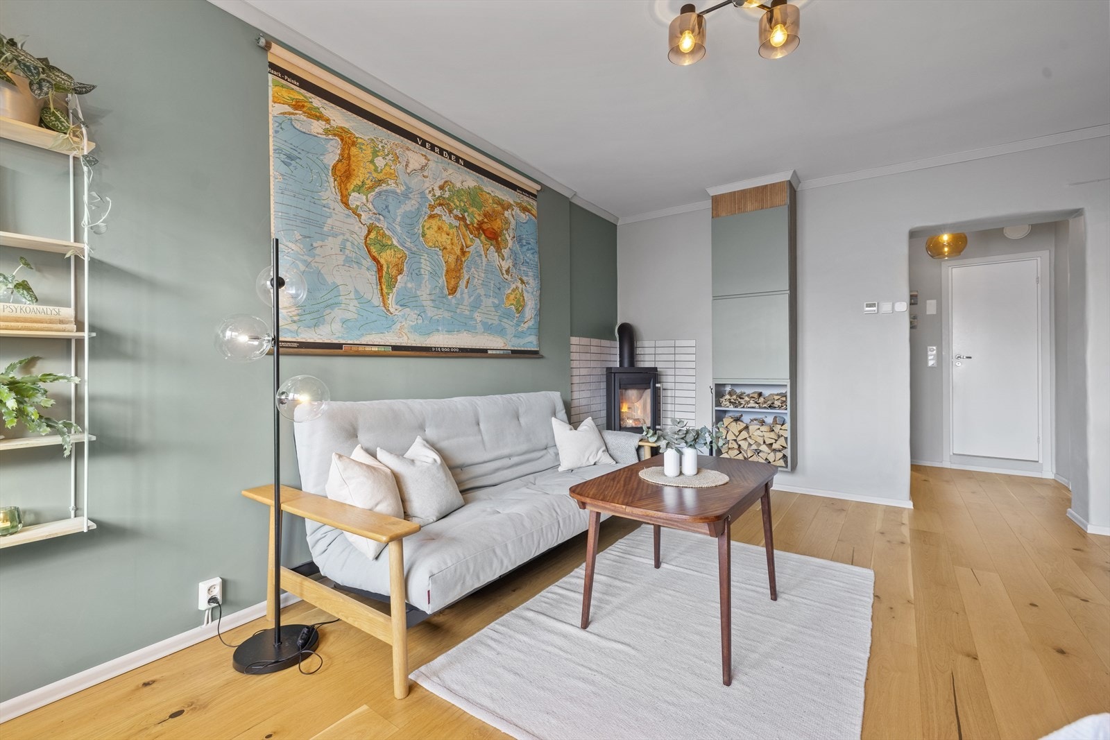 Lister, innerdører og vinduskarmer byttet ut. Overflater sparklet og malt Galleribilde