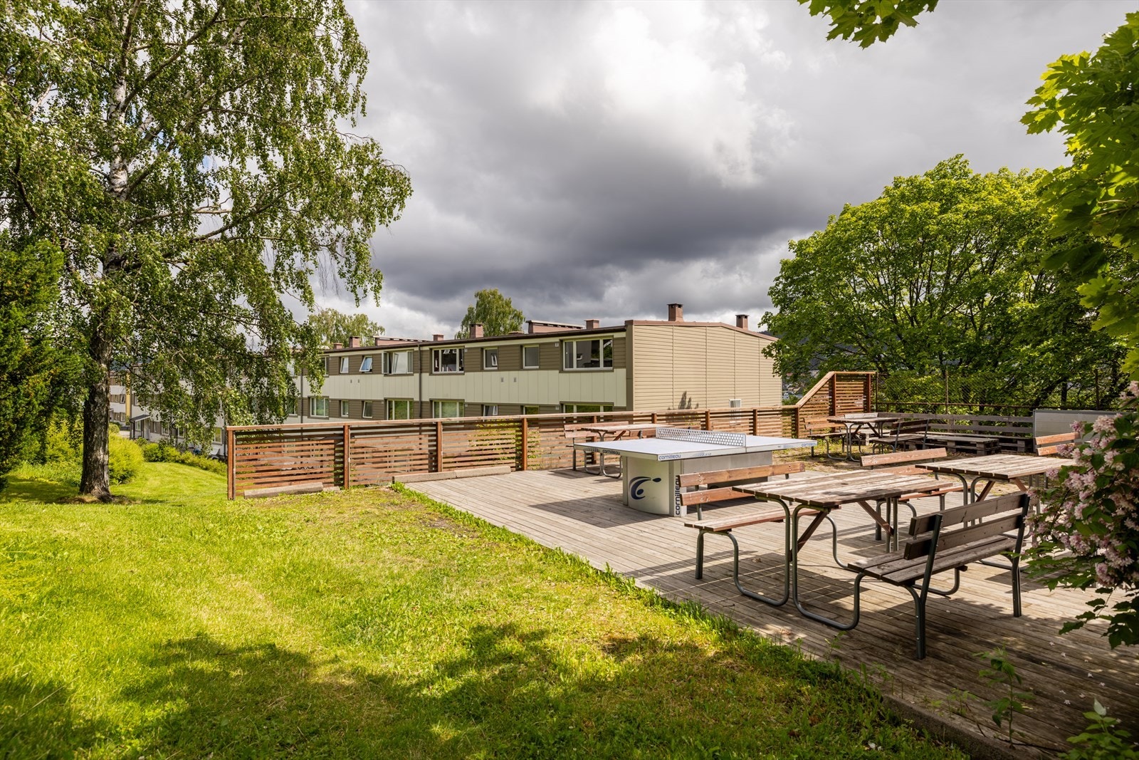 Borettslaget har flotte utearealer med både sittegrupper, bordtennisbord, grill og lekeplass. Galleribilde