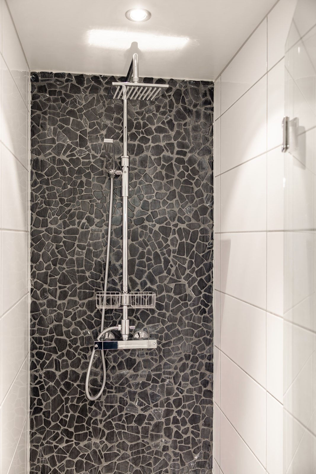 Badet har downlights i himling og gulvvarme for ekstra komfort. Galleribilde