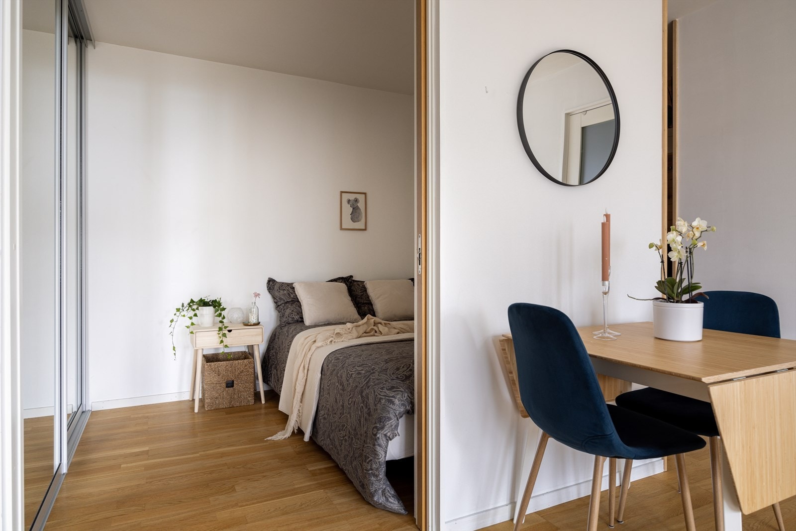 Leiligheten har en praktisk alkoveløsning med skyvedør. Galleribilde