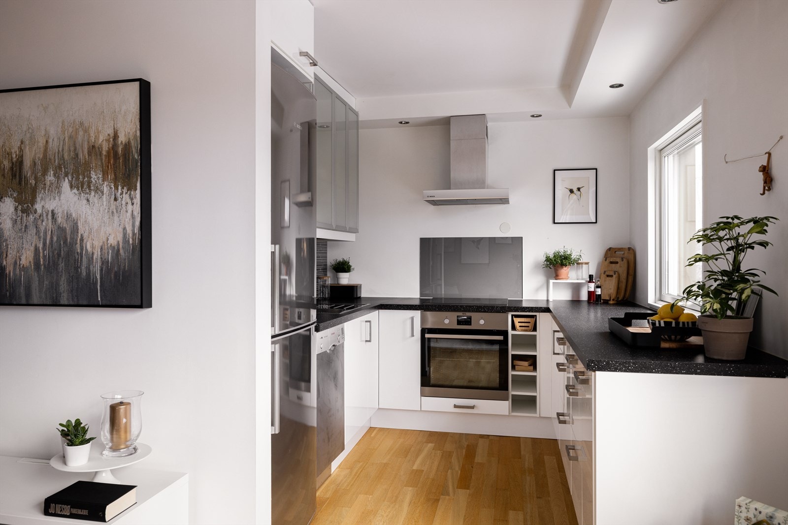 Tidløst kjøkken fra 2008 med innredning fra IKEA. Galleribilde