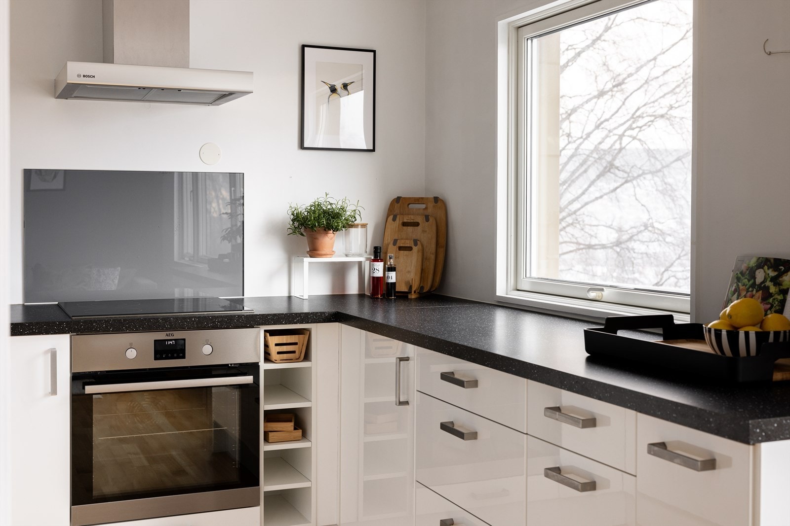 Kjøkkenet er videre utstyrt med integrert keramisk koketopp, stekeovn fra 2023, oppvaskmaskin i nisje og frittstående kjøleskap/fryseskap. Galleribilde