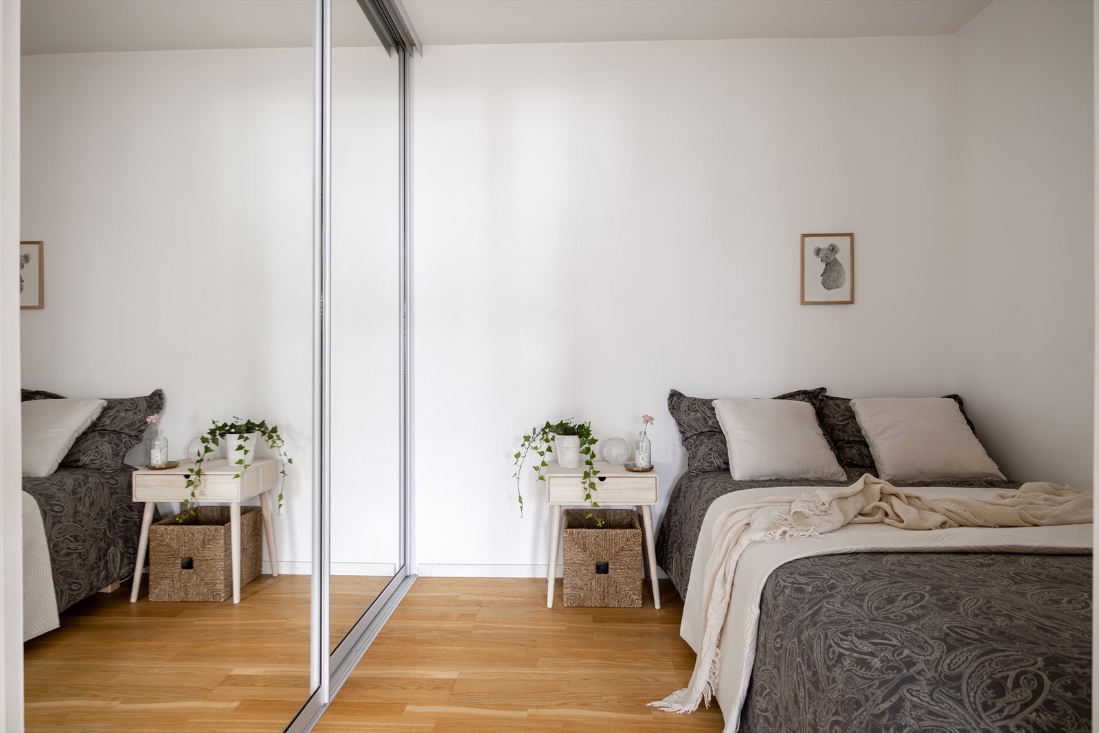 Rommet har skyvedørsgarderobe med speilfronter og plass til dobbeltseng. Galleribilde