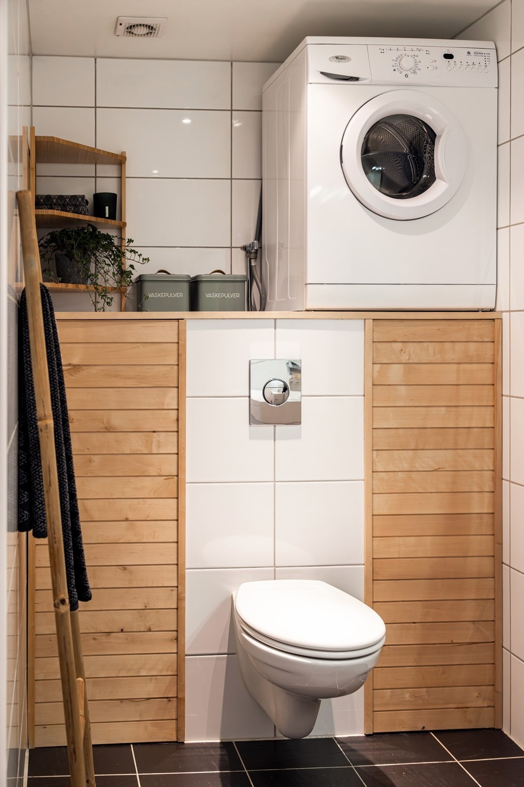 På badet er det opplegg for vaskemaskin. Galleribilde