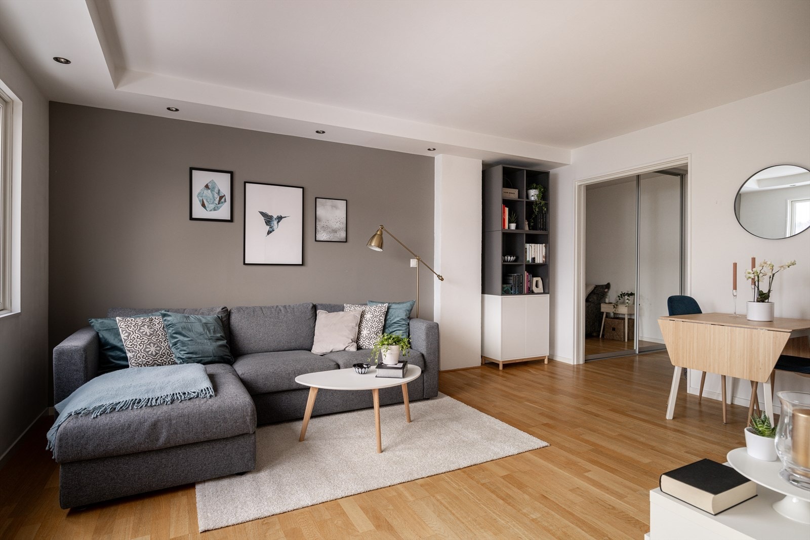 Den naturlige soneinndelingen av oppholdsrommet gjør leiligheten enkel å innrede med god plass til sofagruppe og tilhørende møblement, samt spisegruppe. Galleribilde