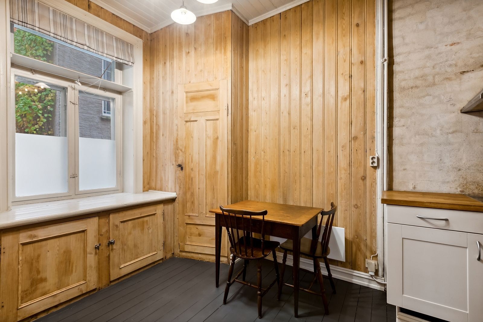 Hyggelig spisegruppe ved kjøkken Galleribilde